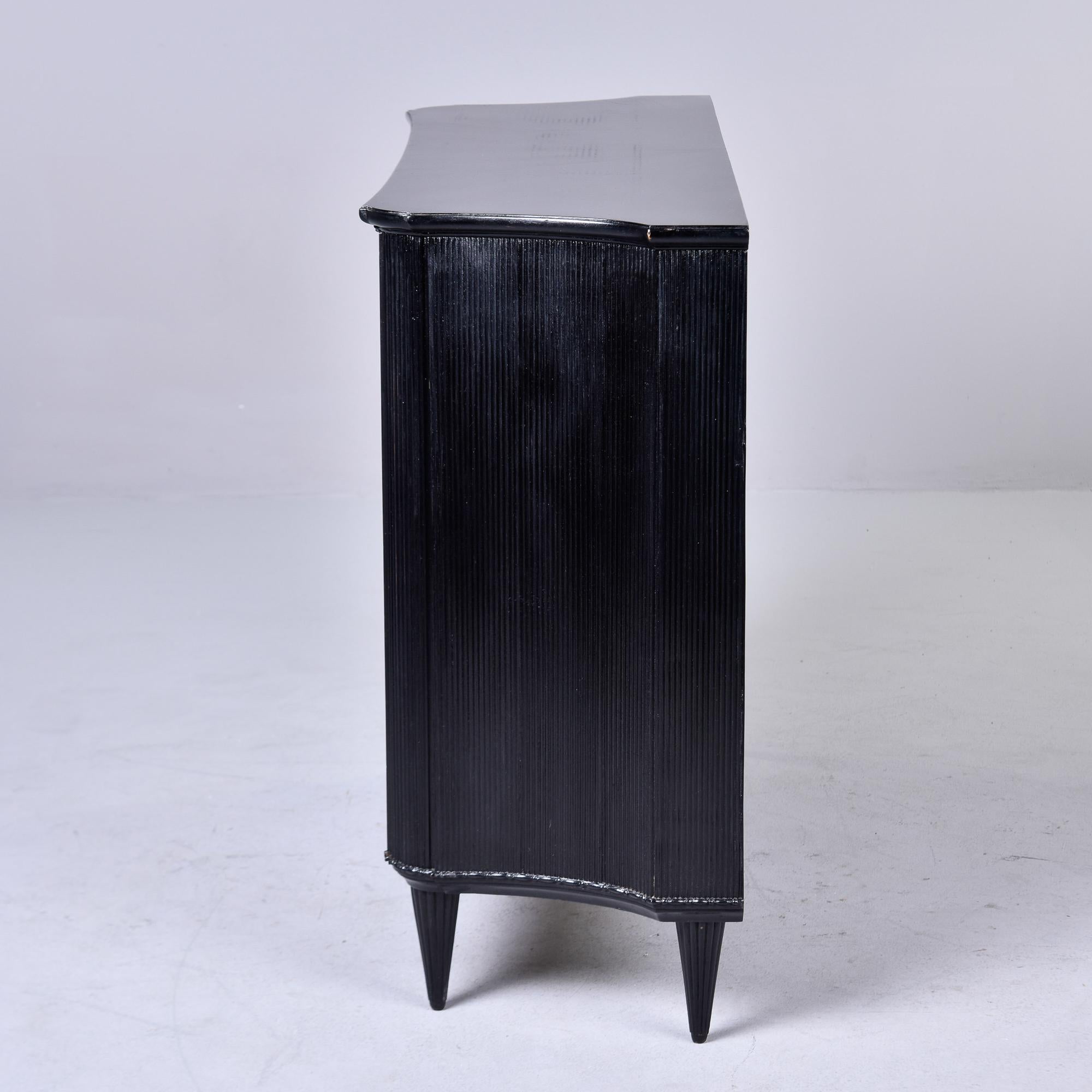 20ième siècle Vieille commode en bois d'ébène avec portes en parchemin   en vente