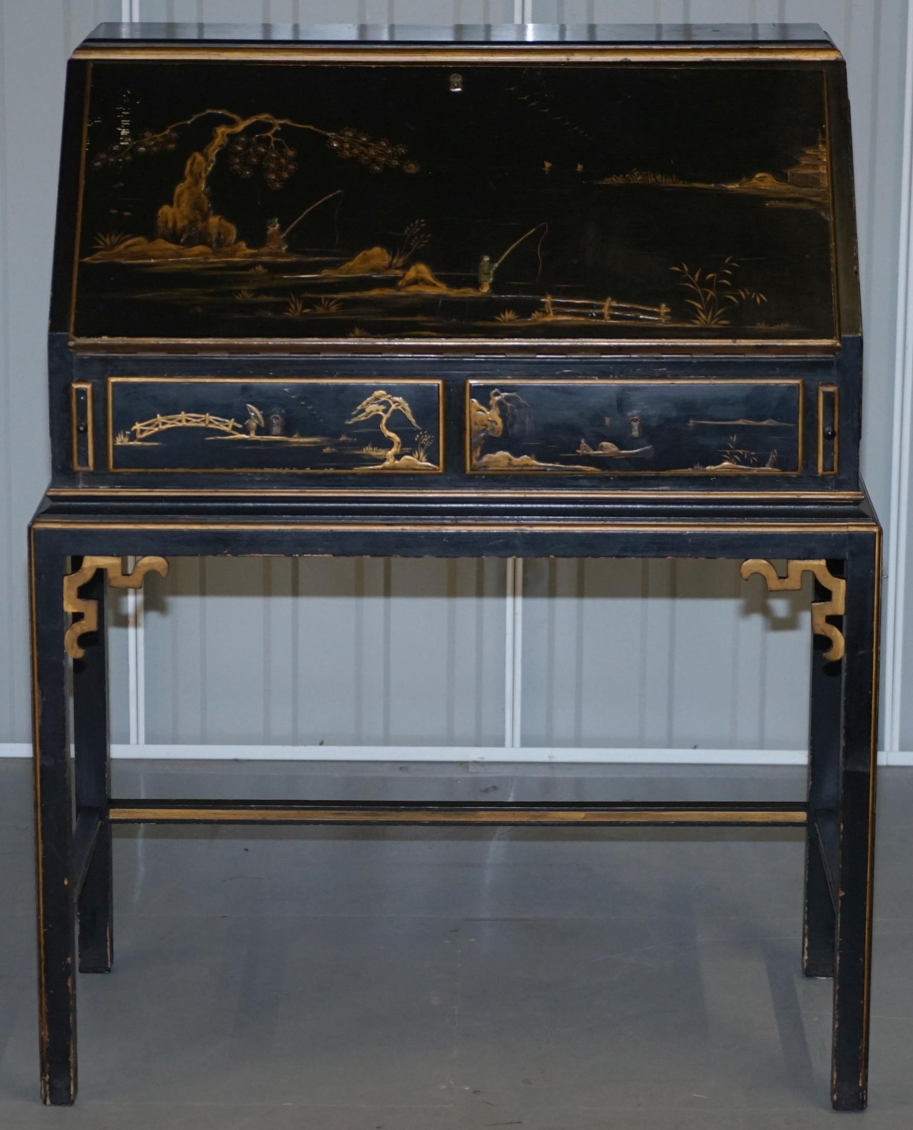 We are delighted to offer for sale this lovely Chinese chinoiserie style writing bureau

A good looking decorative and functional piece of furniture. It really has a good look and feel to it, the frame is all lacquered and has giltwood