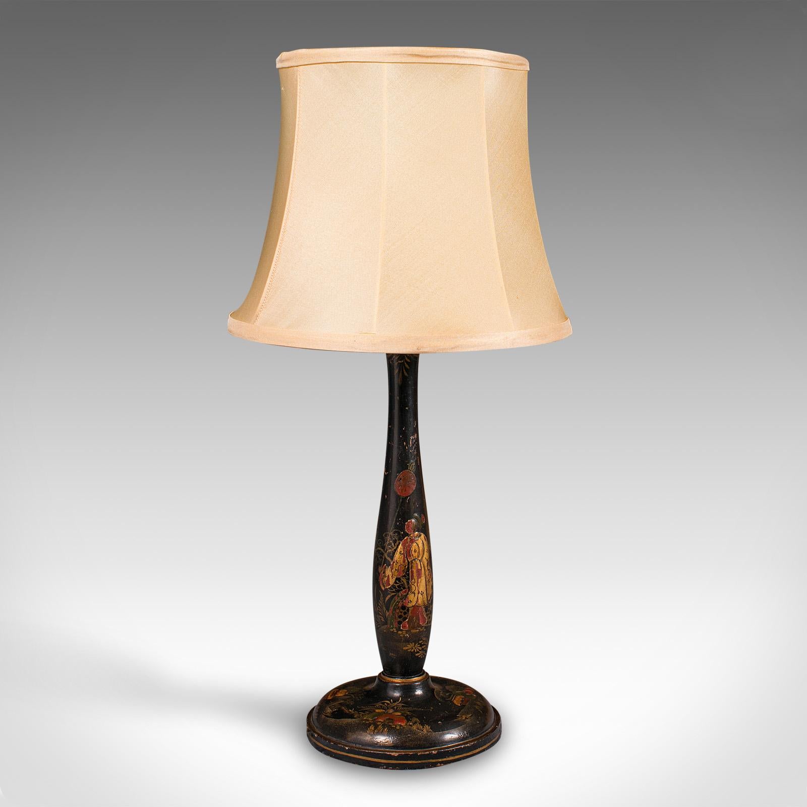 Il s'agit d'une lampe d'appoint ébonisée vintage. Lampe de bureau ou de table orientale, en tôle japonaise, datant de la période Art déco, vers 1930.

Merveilleux pied de lampe ébonisé avec un charmant décor
Présente une patine d'usage désirable et