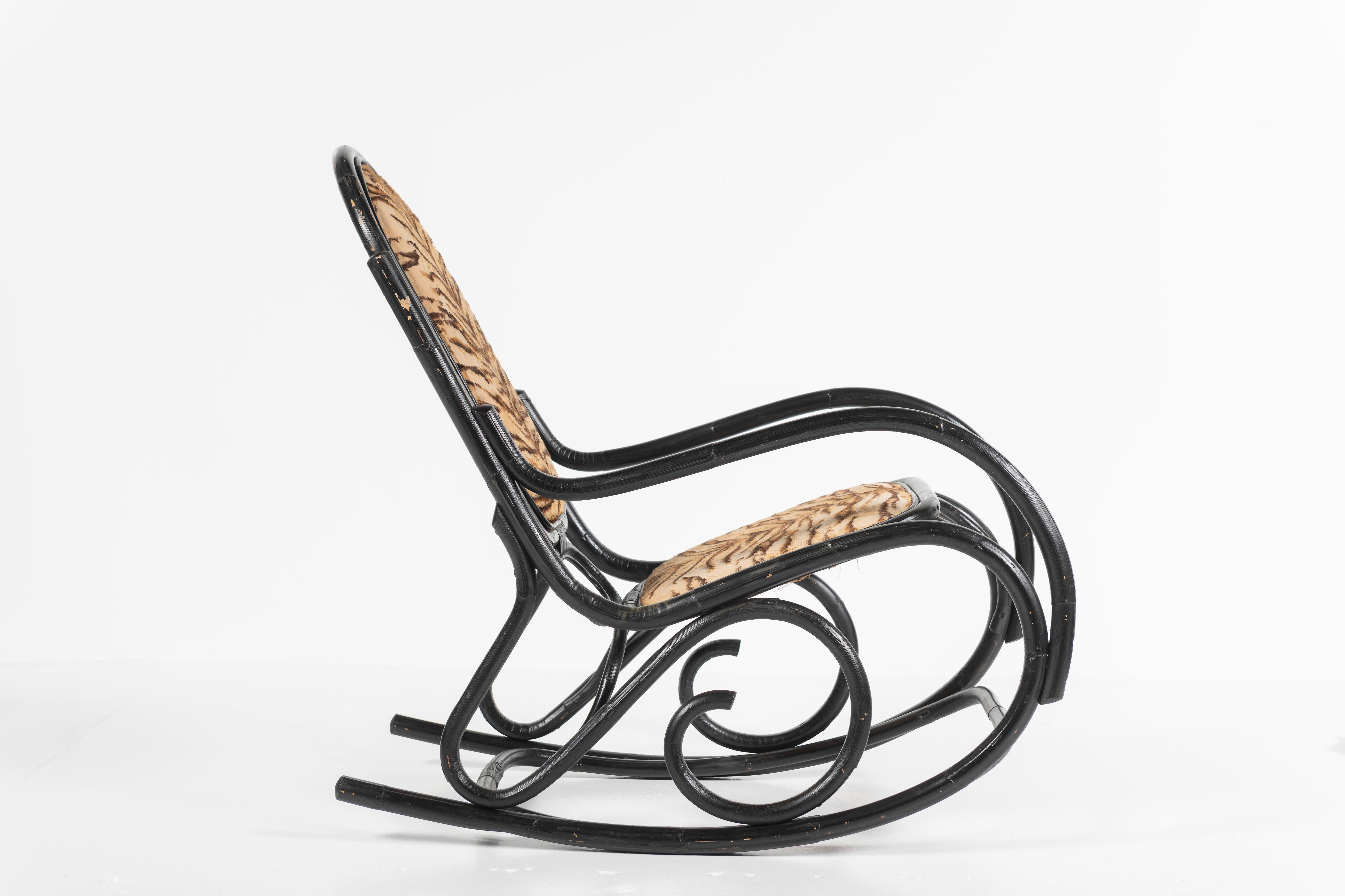 Tappezzeria Sedia a dondolo in bambù ebanizzato d'epoca, Thonet, Circa 1920 in vendita