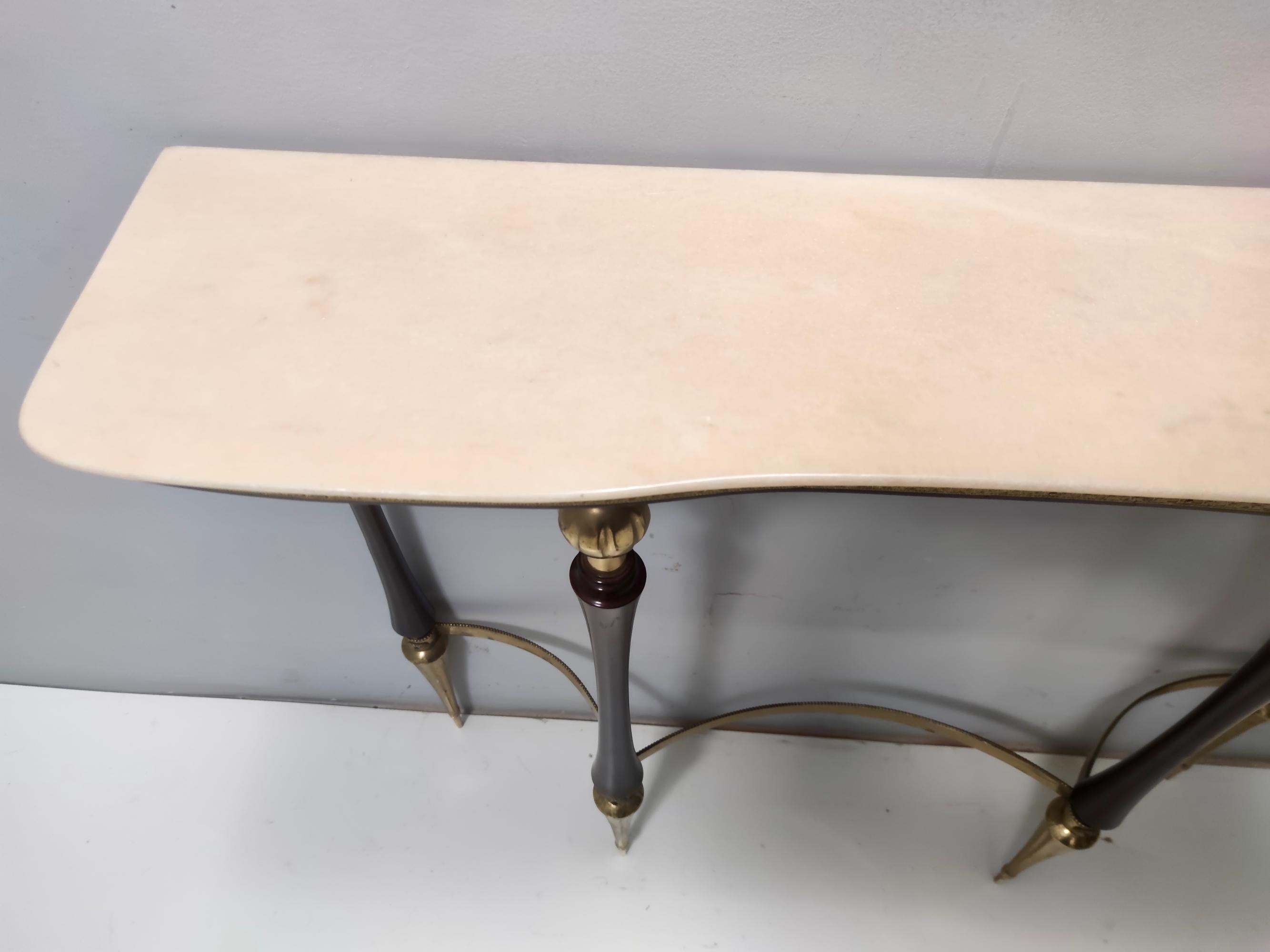 Laiton Table console vintage en hêtre ébénisé avec plateau en marbre rose portugais, Italie en vente