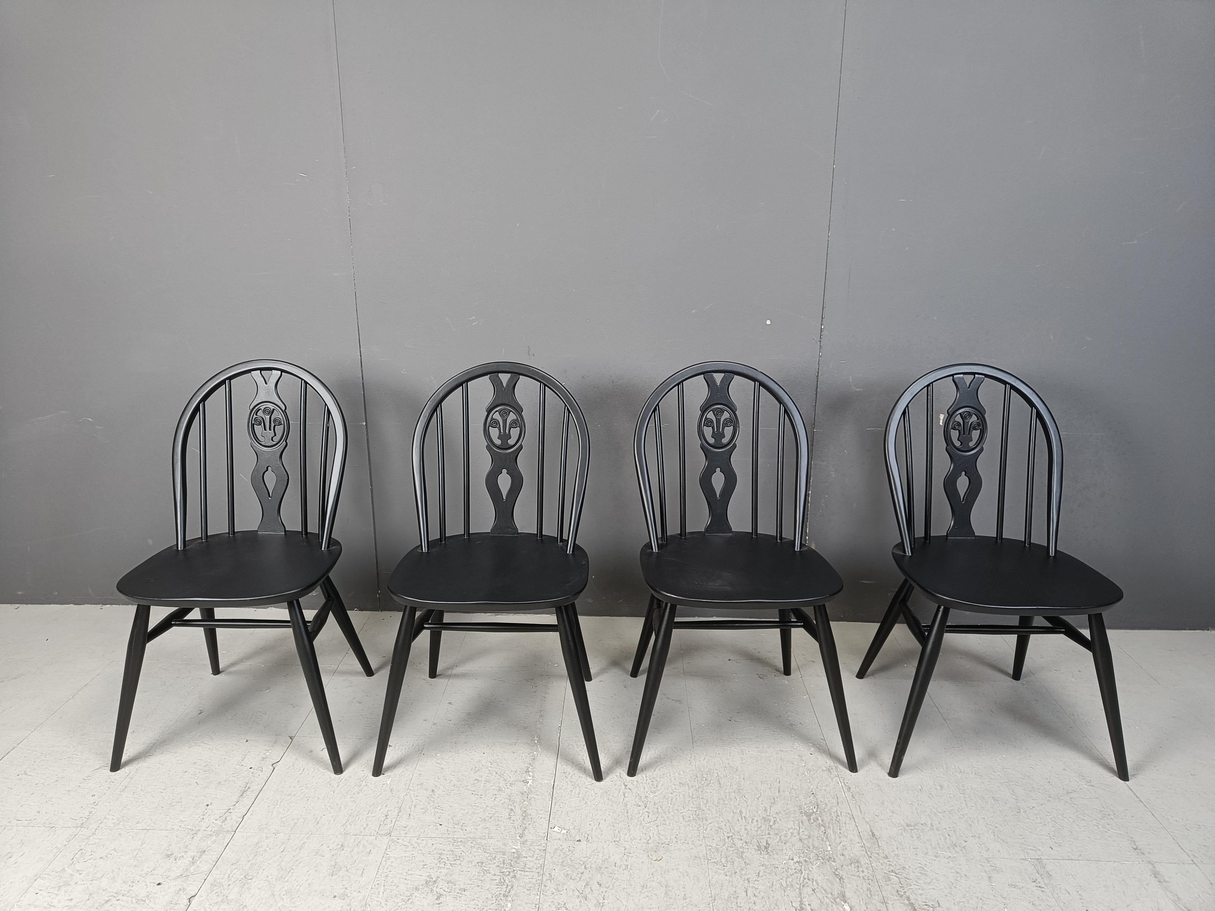 Set di 4 sedie da pranzo Ercol con schienale a fuso.

Le sedie sono realizzate con cura e attenzione ai dettagli e sono composte da telai in legno ebanizzato.

Pezzi senza tempo che danno un tocco antico/vintage ai tuoi interni e che si sposano bene