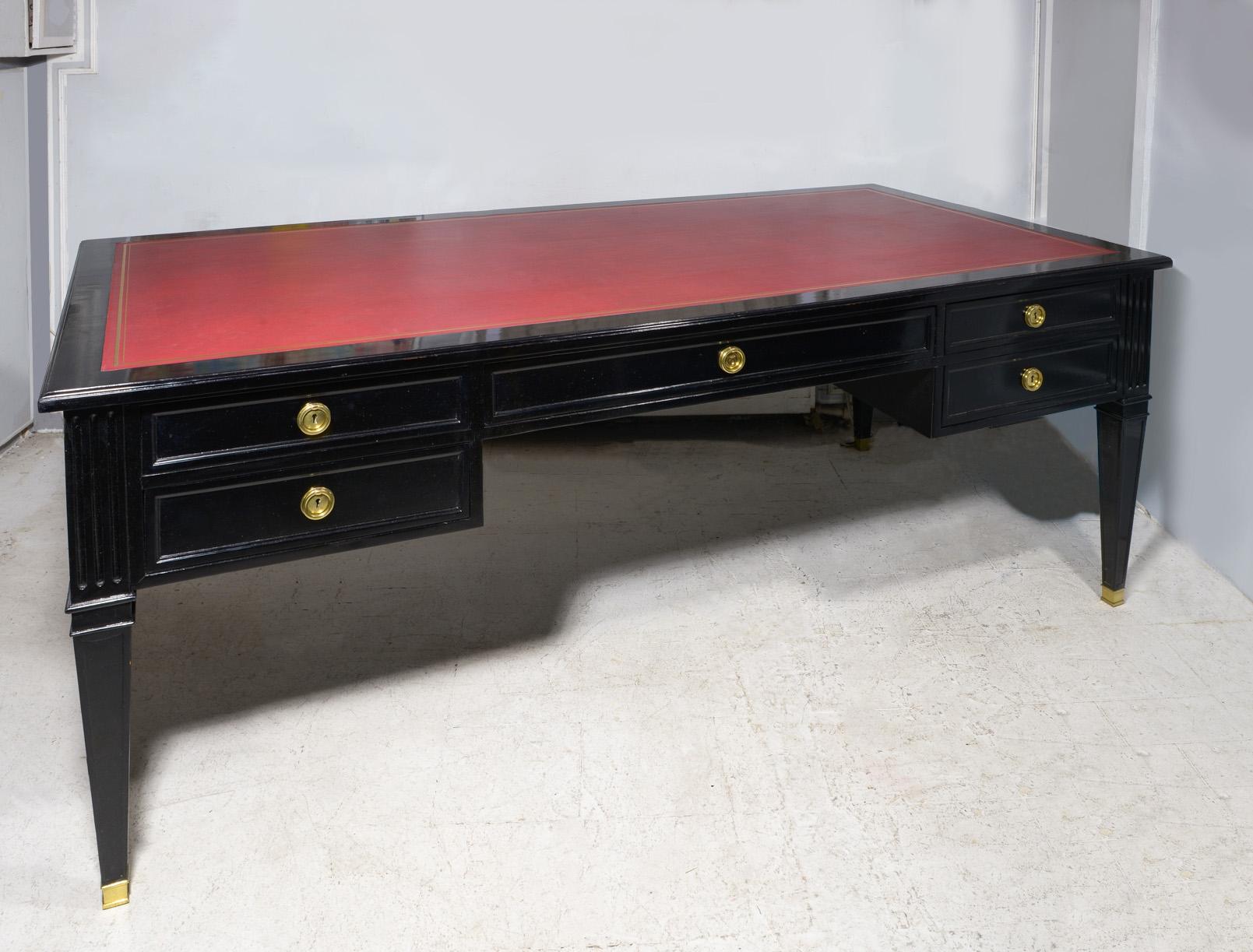 Vintage Ebonized Französisch Bureau Plat Faux-Partner-Schreibtisch mit Tooled Red Leather Top und verjüngten Beinen auf Messing Sabots.