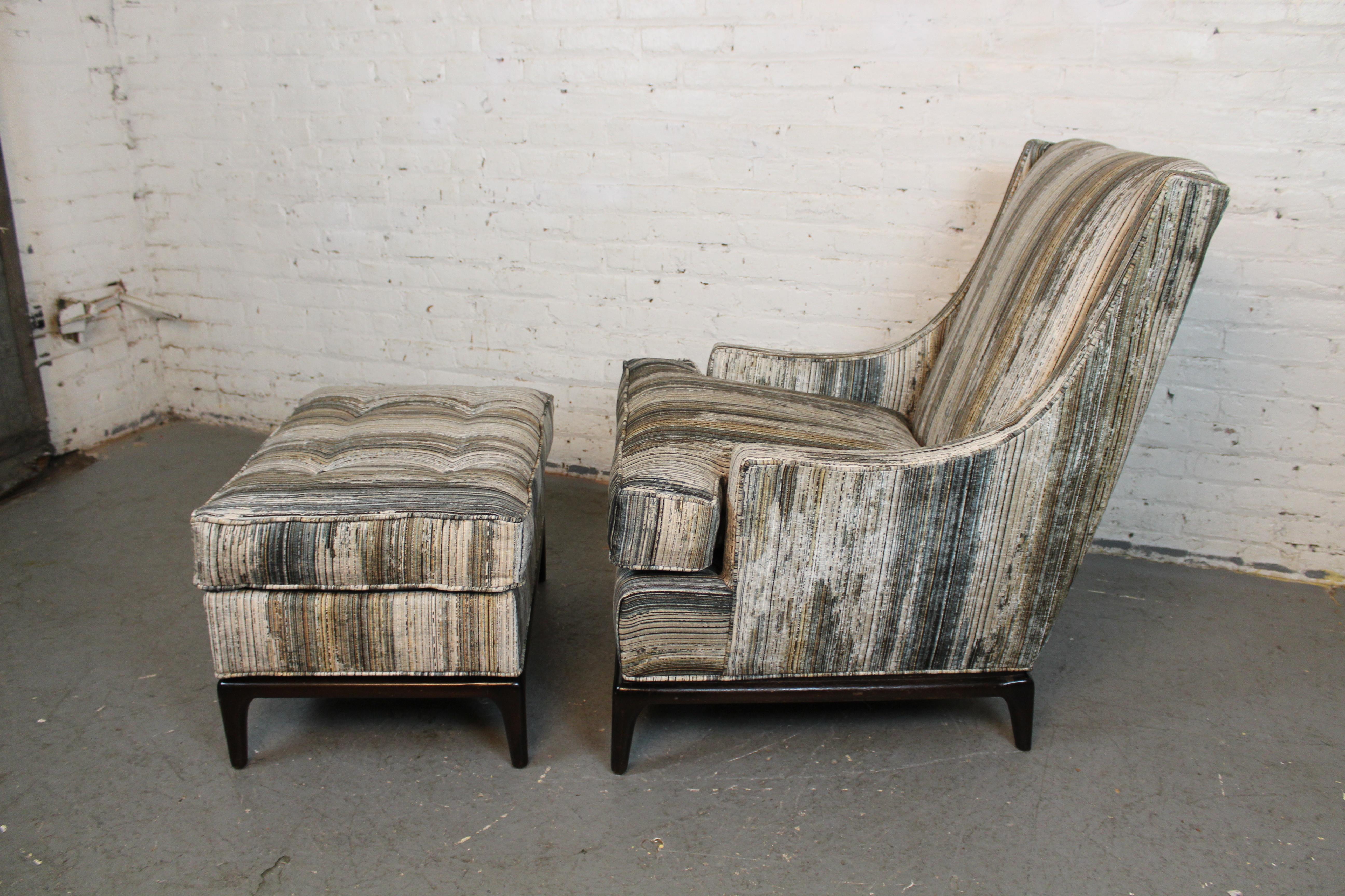 Haz que la comodidad tenga una presencia audaz en cualquier espacio con esta impresionante tumbona vintage de respaldo alto. Con una construcción americana de mediados de siglo absolutamente robusta, las sólidas patas ebonizadas sostienen un asiento