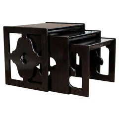 Tables gigognes vintage en bois ébénisé à découpes, lot de 3