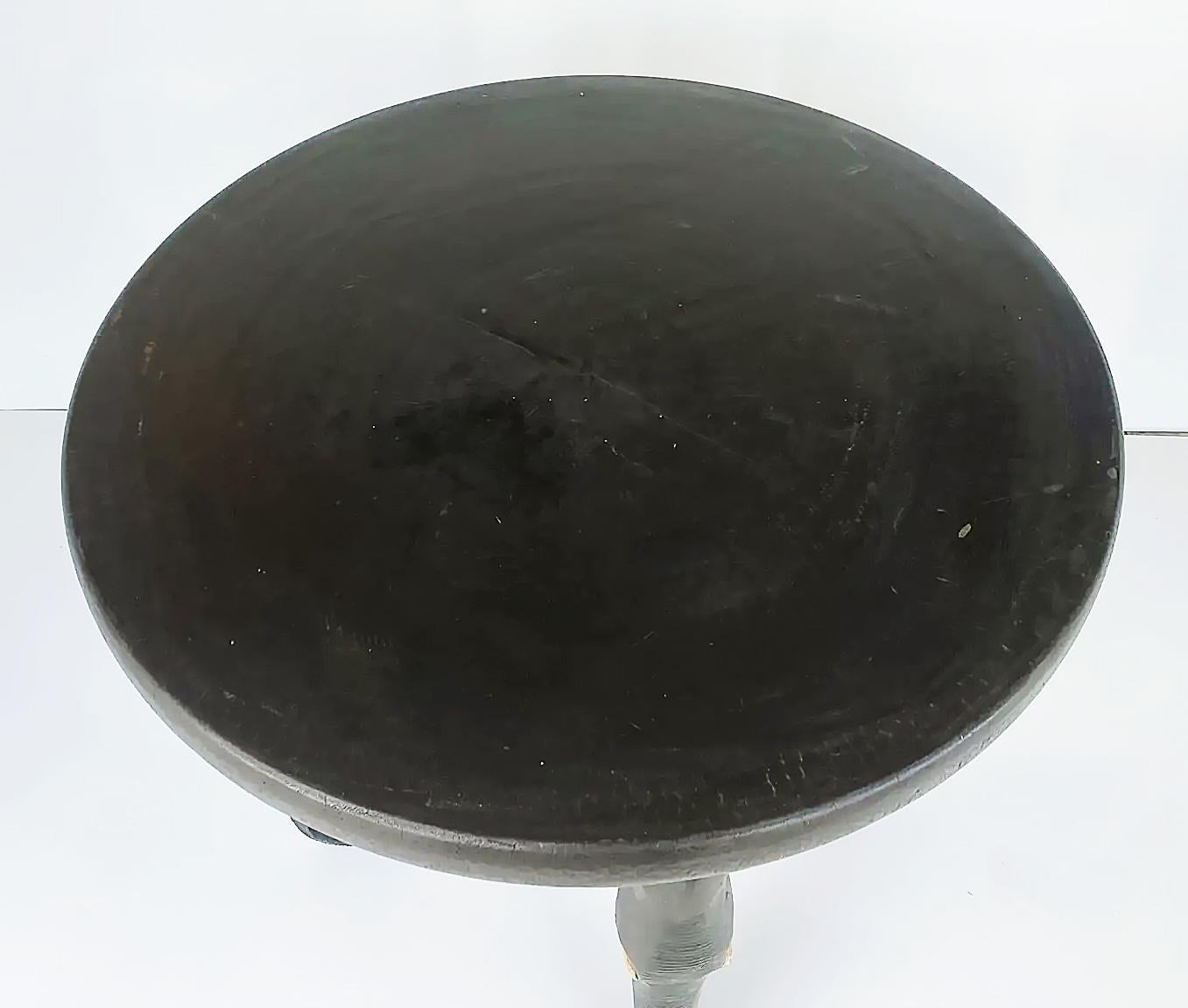 Africain Table vintage en bois ébonisé et sculpté d'éléphants d'Afrique en vente