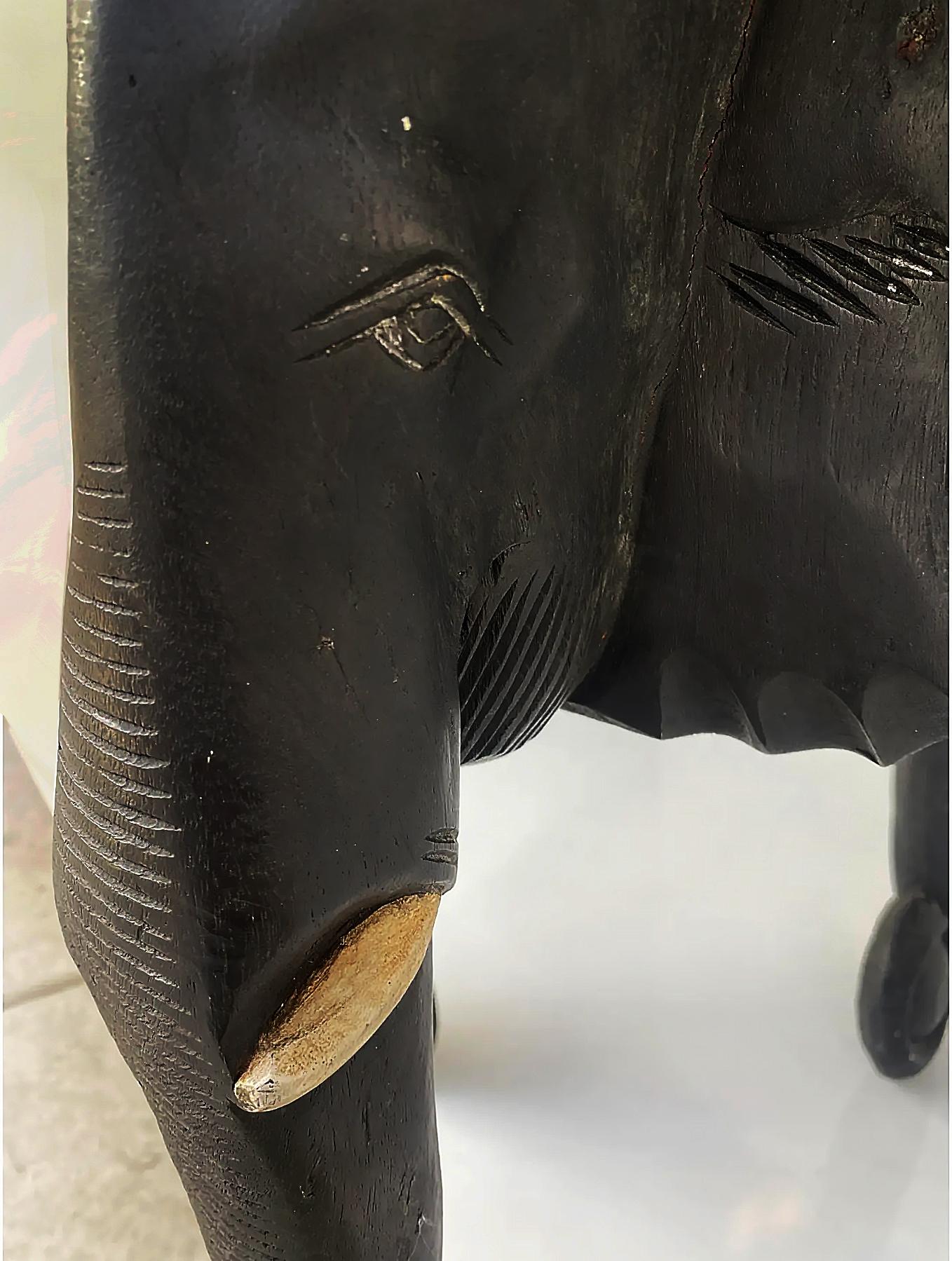 Table vintage en bois ébonisé et sculpté d'éléphants d'Afrique Bon état - En vente à Miami, FL