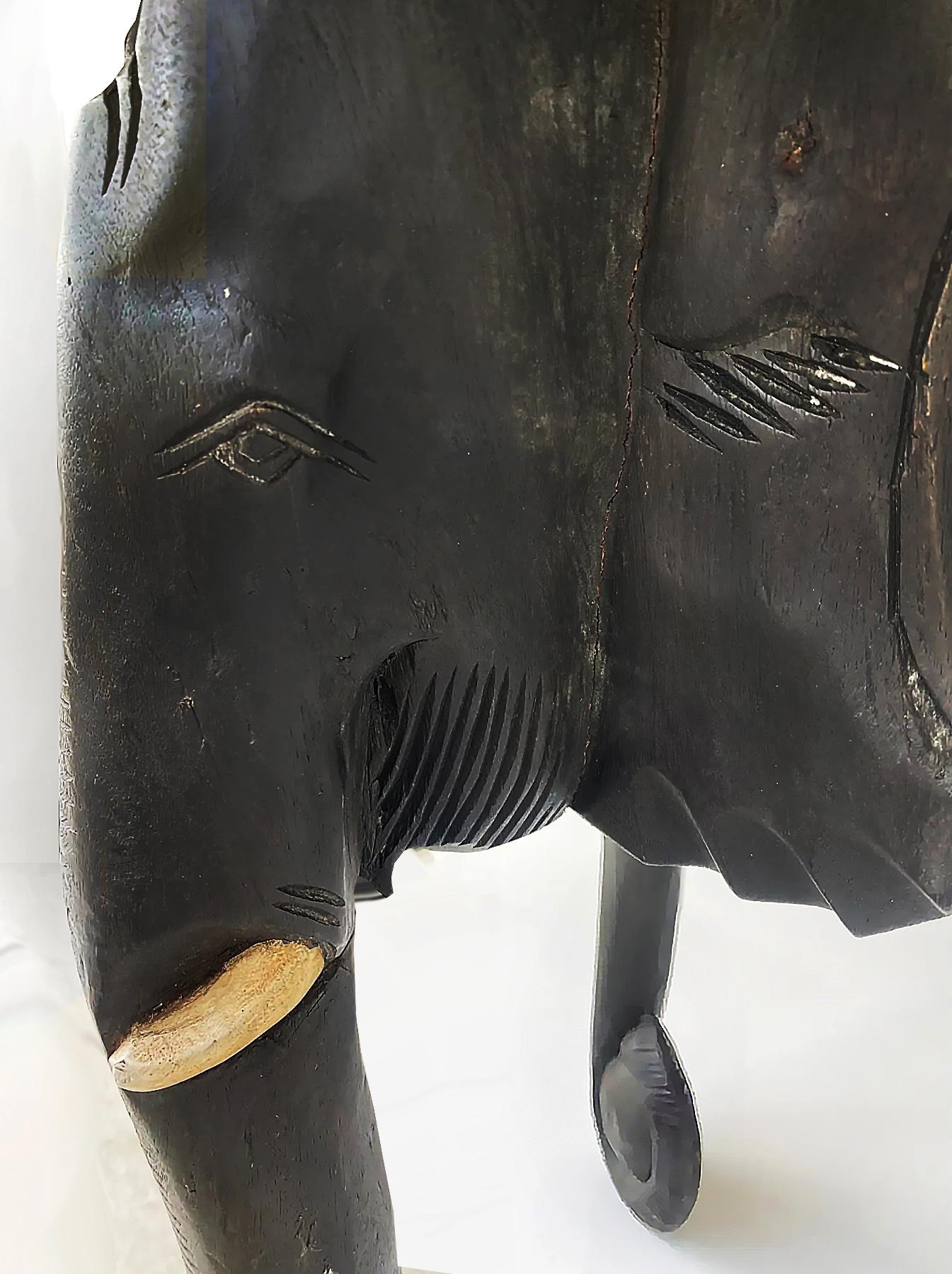 Fin du 20e siècle Table vintage en bois ébonisé et sculpté d'éléphants d'Afrique en vente