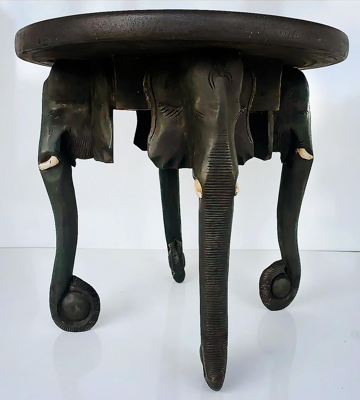 Bois Table vintage en bois ébonisé et sculpté d'éléphants d'Afrique en vente