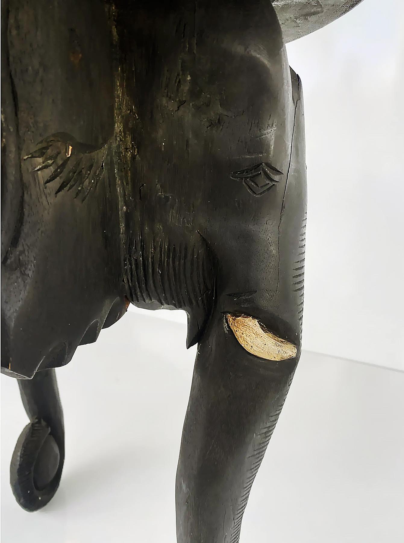 Table vintage en bois ébonisé et sculpté d'éléphants d'Afrique en vente 1