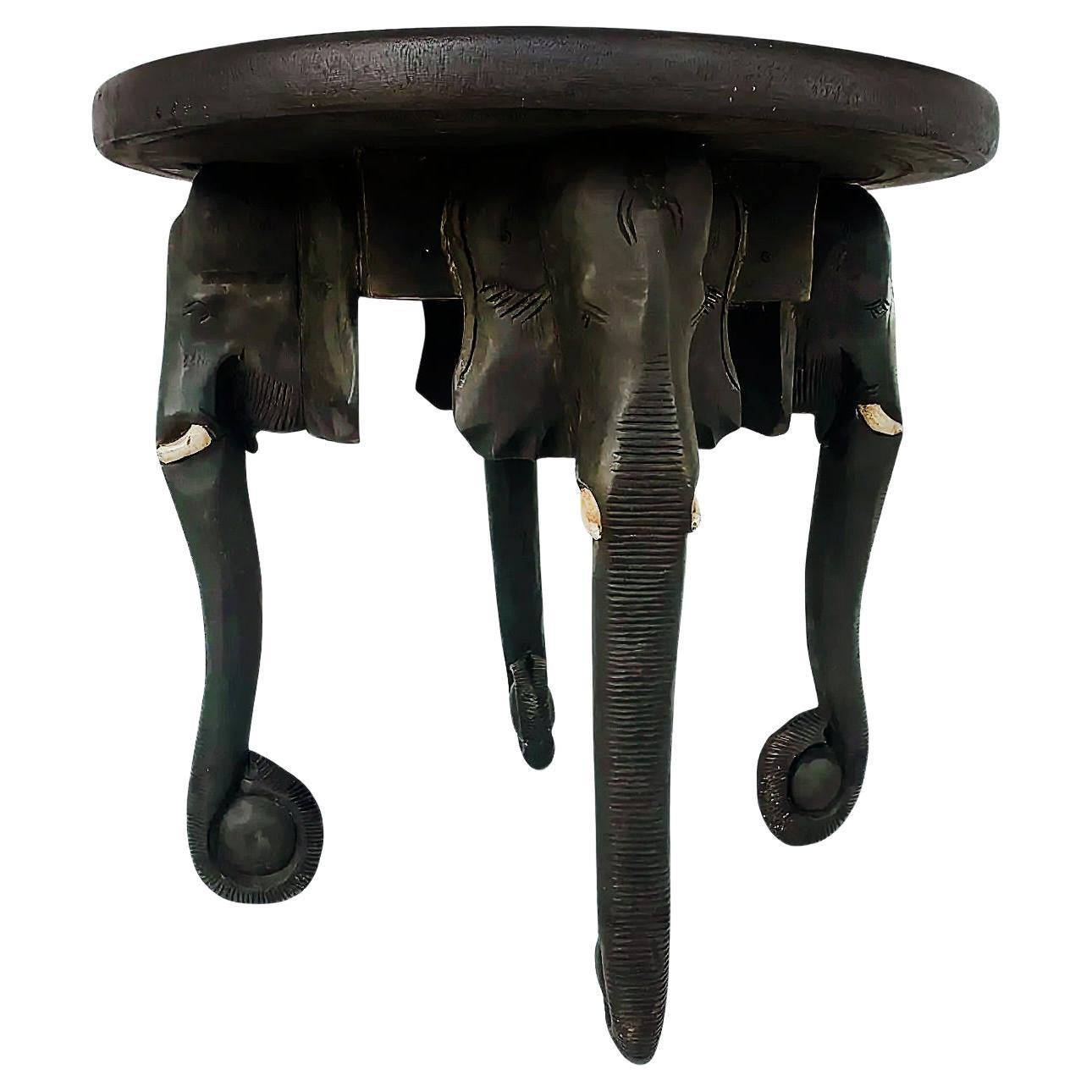 Table vintage en bois ébonisé et sculpté d'éléphants d'Afrique en vente