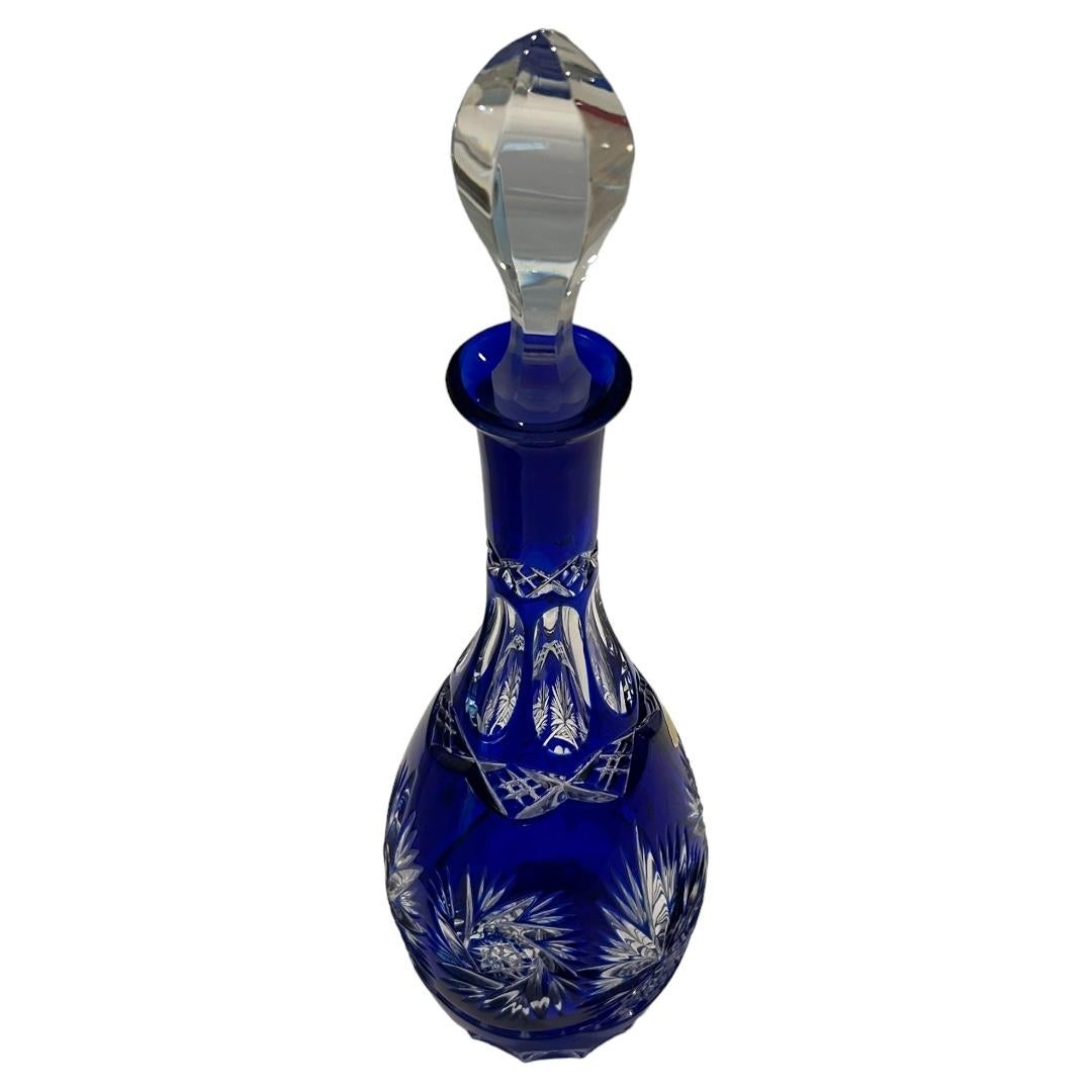 Diese alte Echt Bleikristall Karaffe ist ein Muss für Sammler und Liebhaber von dekorativen Kristallwaren. Diese mit Präzision und Sorgfalt in Deutschland gefertigte Karaffe zeigt ein atemberaubendes Muster in einem leuchtenden Kobaltblau.  Die