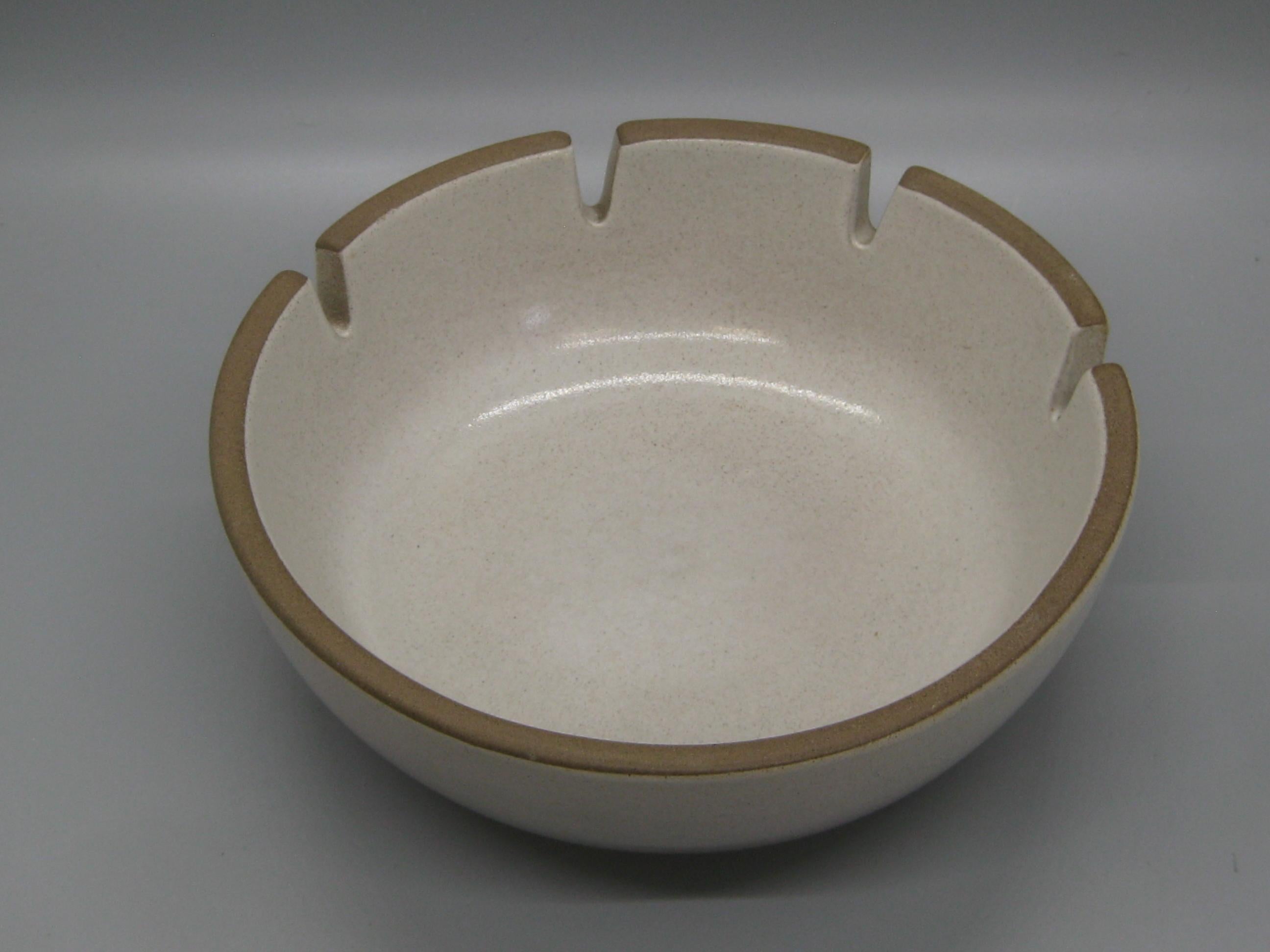 Fait main Cendrier vintage Edith Heath pour Heath Ceramics à 4 fentes en poterie blanche et marron en vente