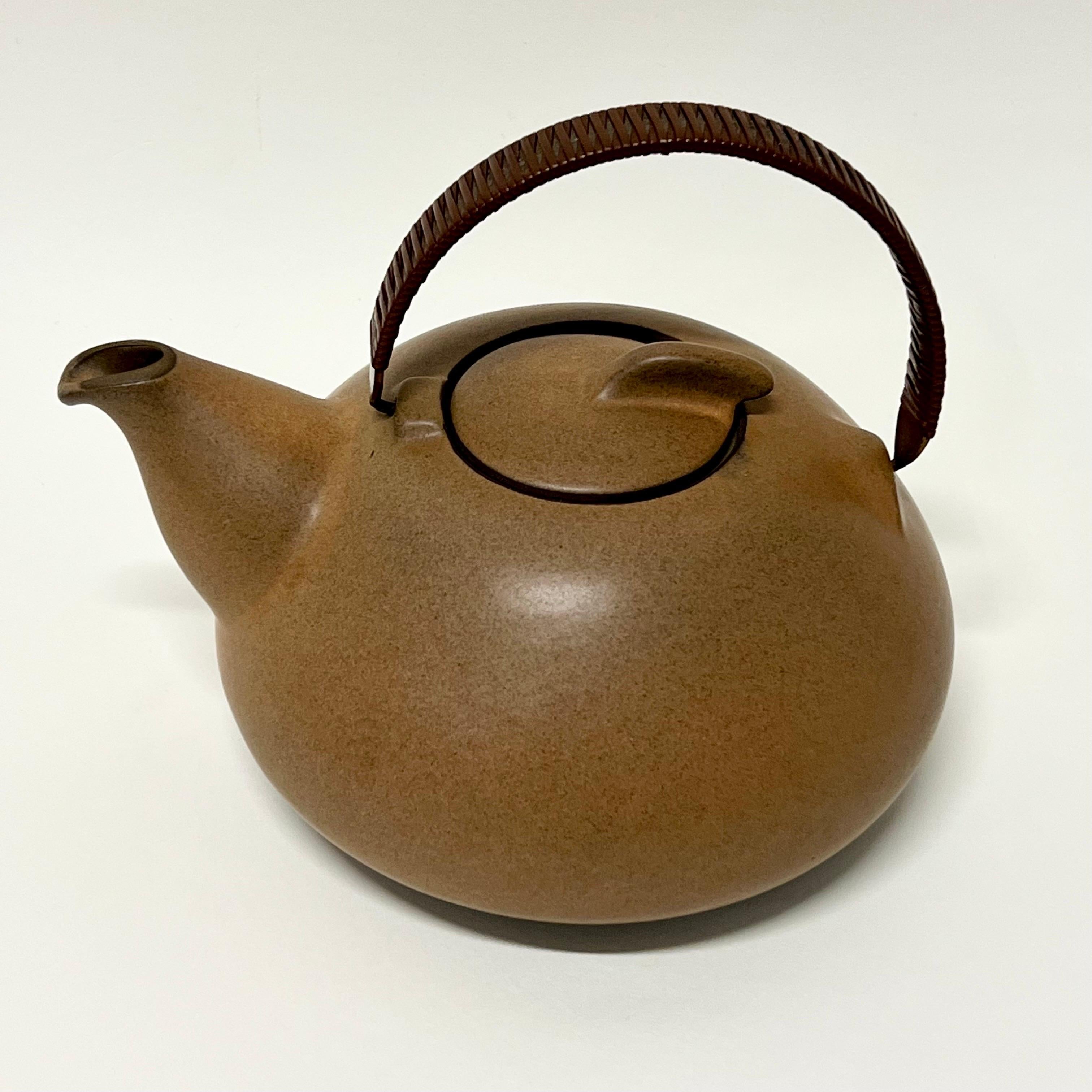 Gorgeous stoneware teapot with wrapped copper handle designed by Edith Heath for Heath Ceramics, circa 1950s, Sausalito CA. Excellent vintage condition.