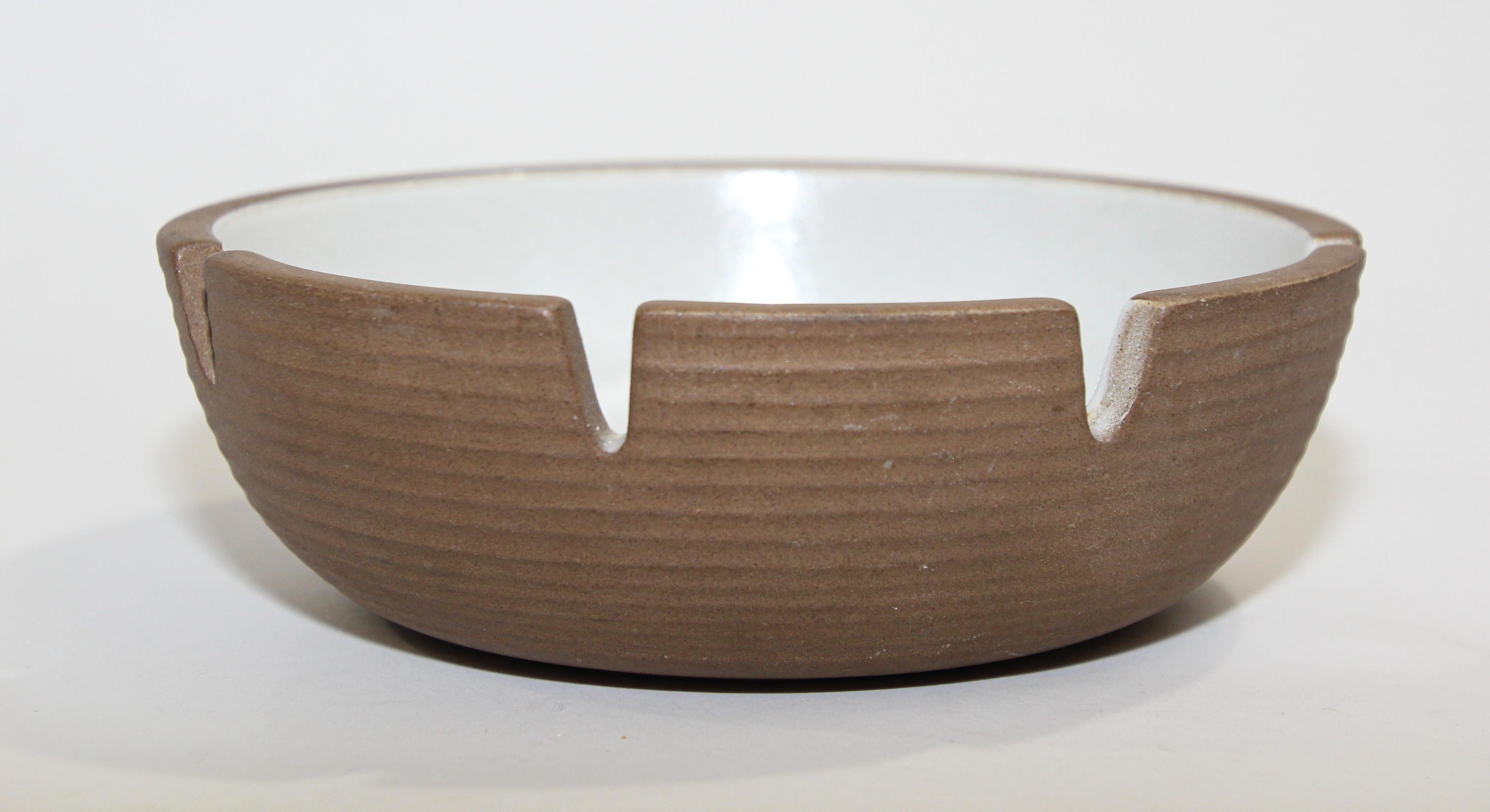 Cenicero grande vintage Edith Heath, moderno de mediados de siglo Hecho a mano en venta