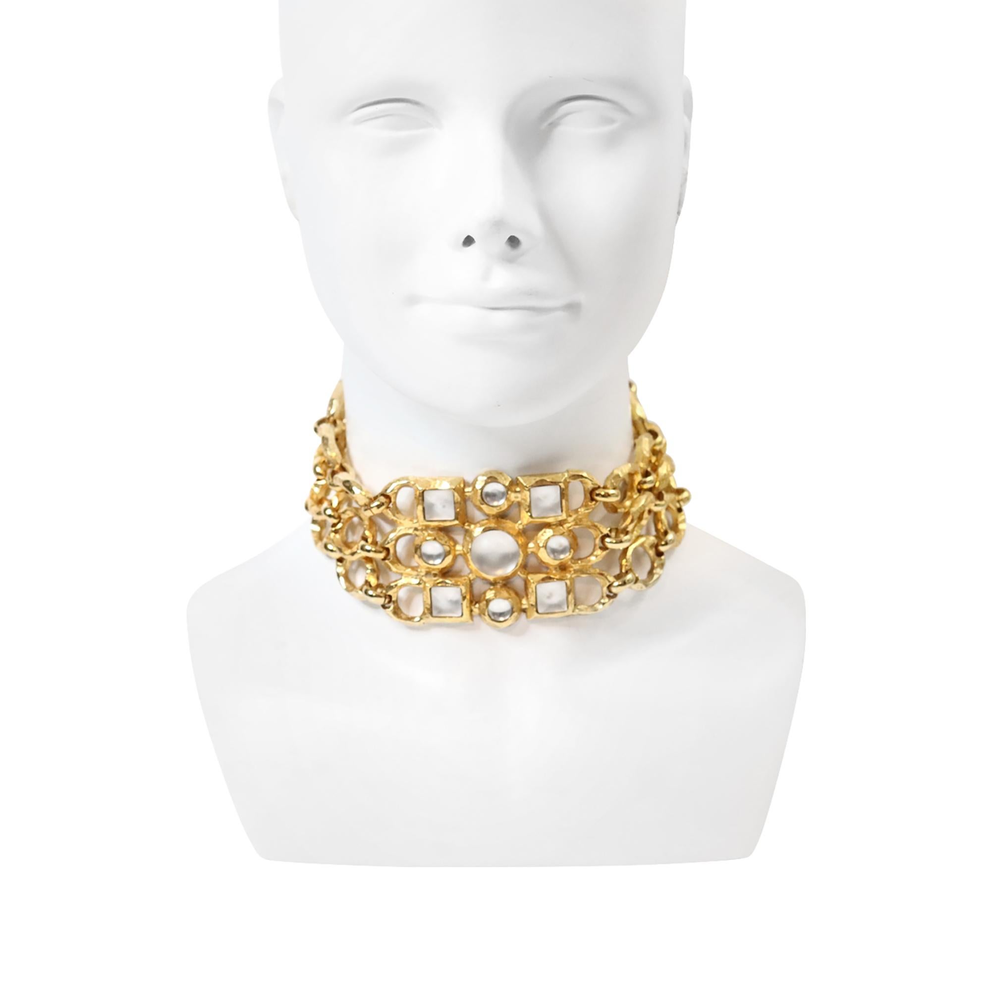Vintage Edouard Rambaud Gold Choker with Iridescent Pieces Circa 1980s.  Le collier mesure de 14 à 16,5 pouces de long. Il est si bien fait et en si bel état. Il est si beau, s'accorde à tous les tons de peau et s'harmonise avec tout ce que vous