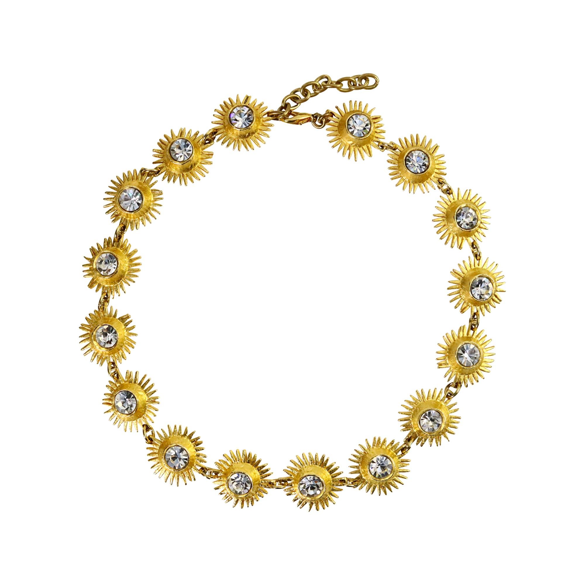Collana d'oro vintage Edouard Rambaud con cristalli. Ha dei dischi rotondi che sembrano dei soli o dei girasoli con un cristallo in ognuno di essi.  Ognuno di essi è firmato sotto.  La collana è lunga da 17 a 18,5 pollici.  Questa collana è così ben