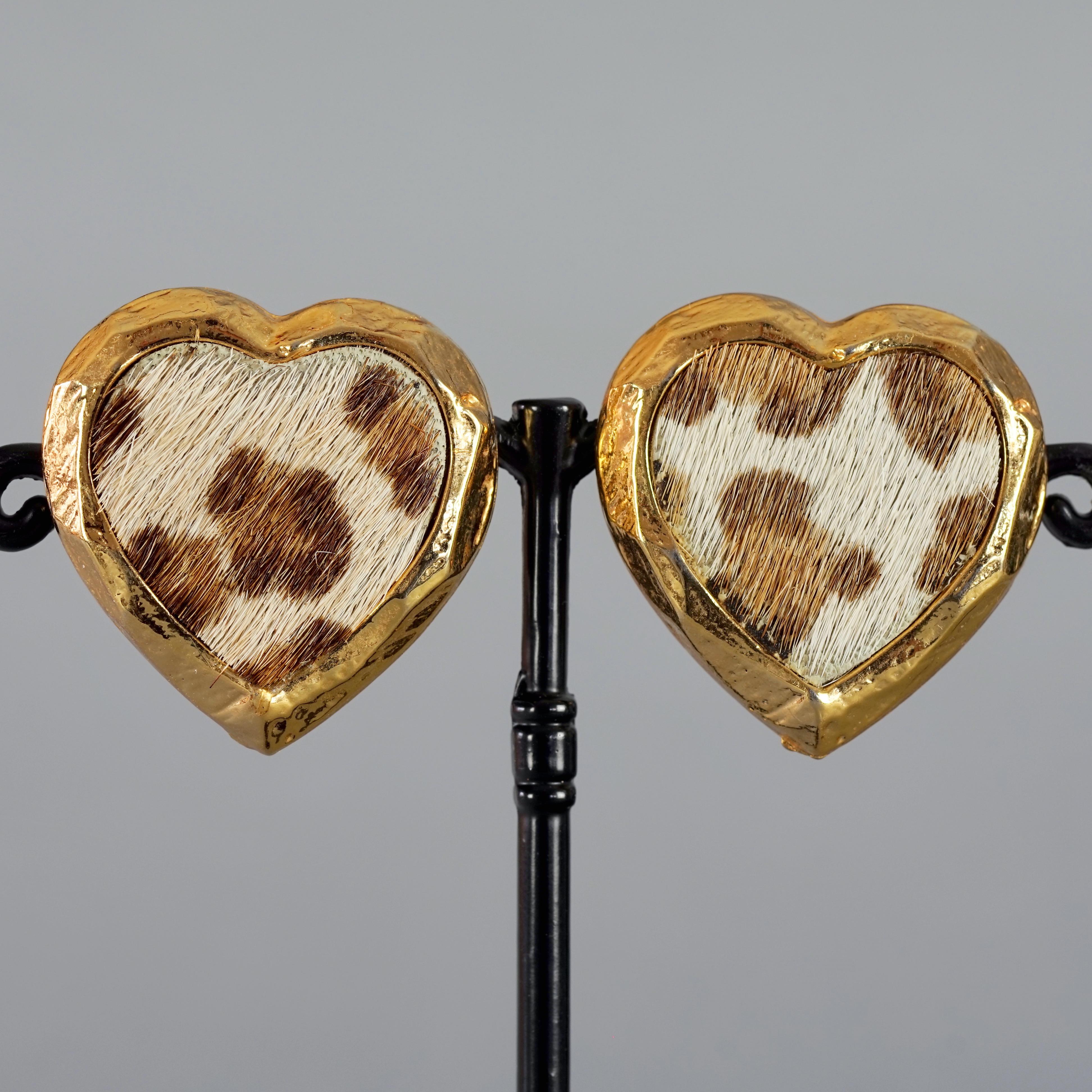 EDOUARD RAMBAUD Boucles d'oreilles vintage cœur en fausse fourrure dorée léopard Excellent état - En vente à Kingersheim, Alsace