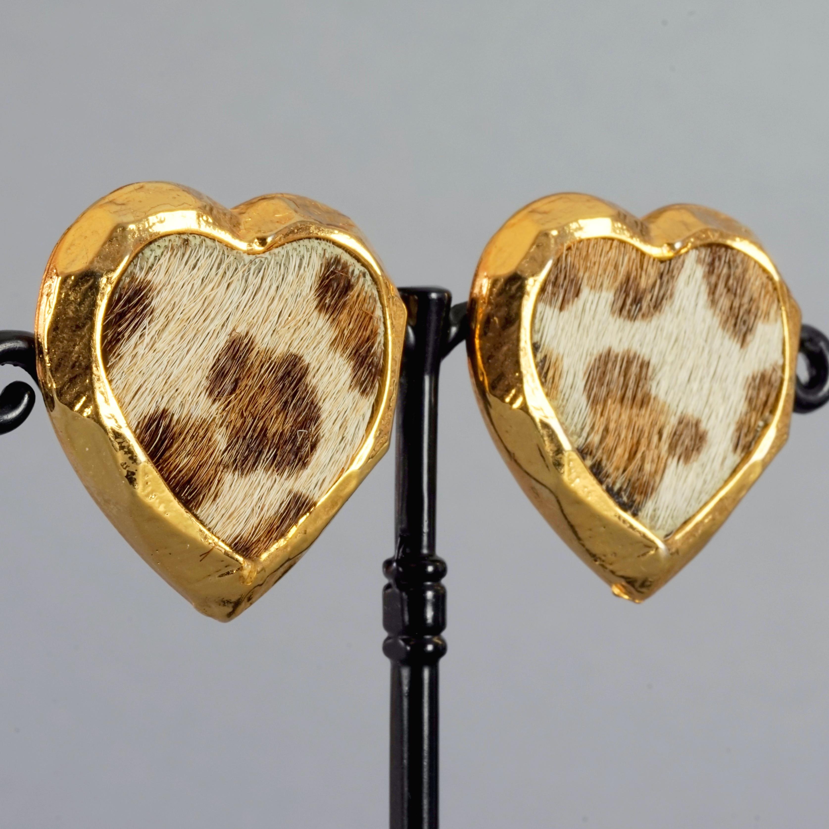 EDOUARD RAMBAUD Boucles d'oreilles vintage cœur en fausse fourrure dorée léopard en vente 1