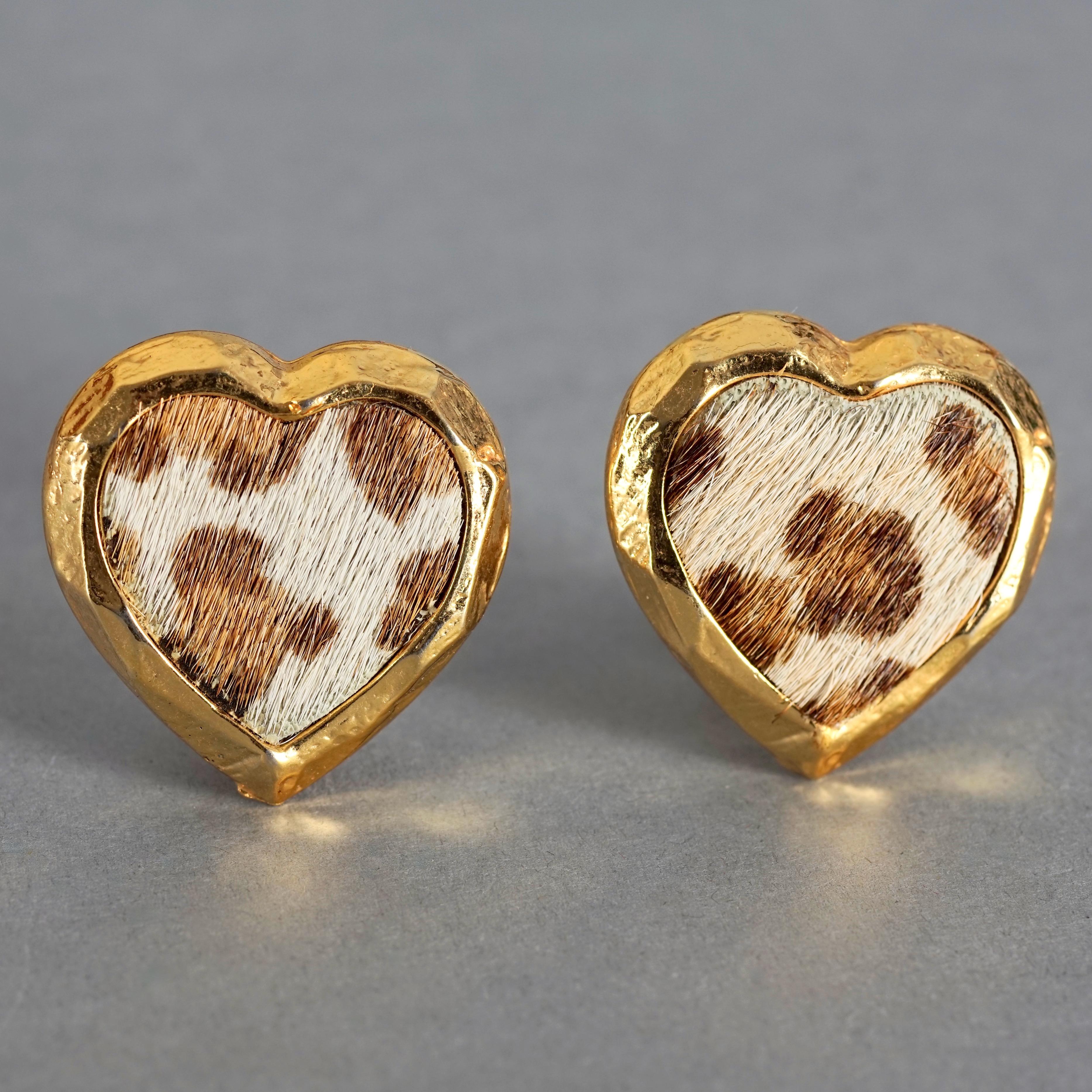 EDOUARD RAMBAUD Boucles d'oreilles vintage cœur en fausse fourrure dorée léopard en vente 2