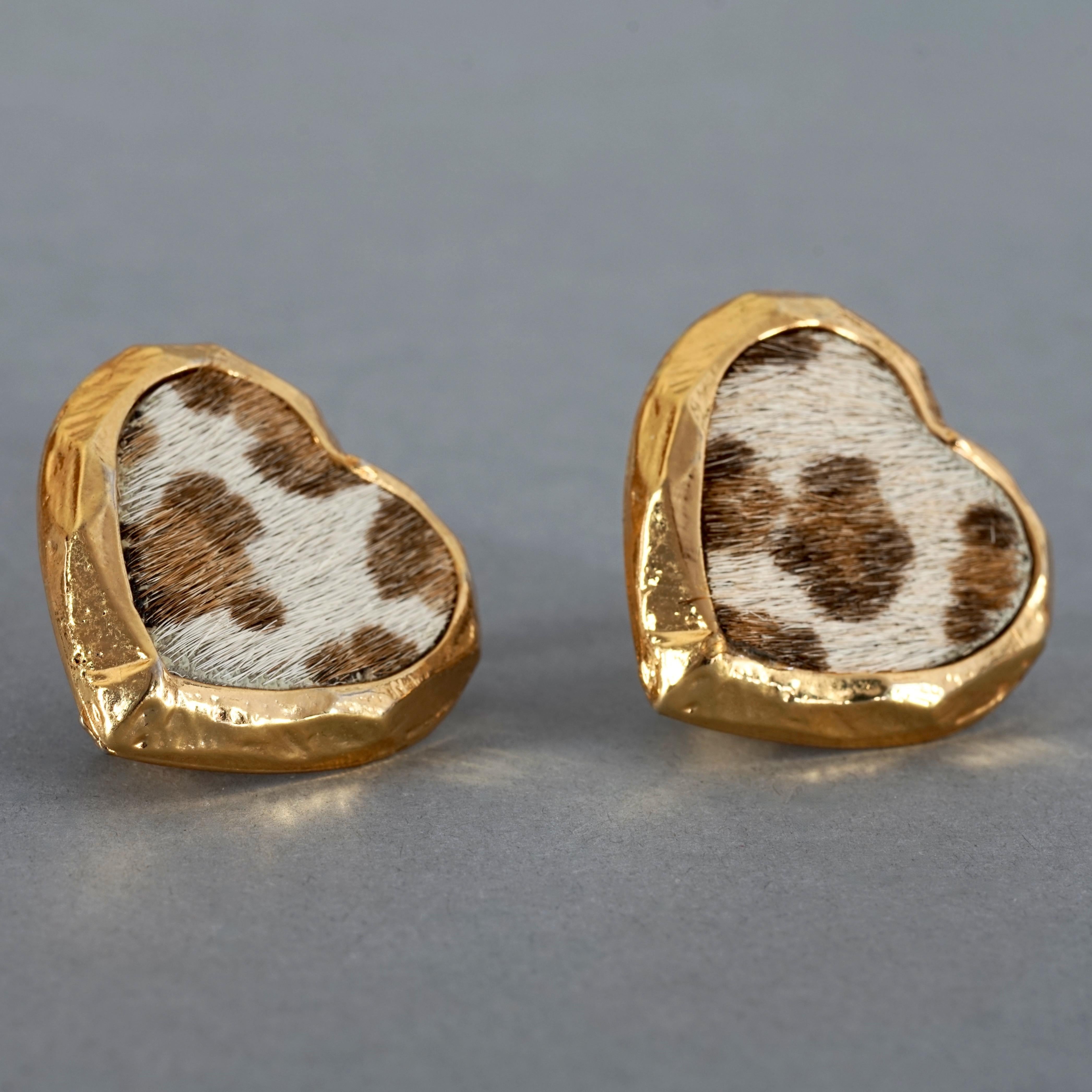 EDOUARD RAMBAUD Boucles d'oreilles vintage cœur en fausse fourrure dorée léopard en vente 3