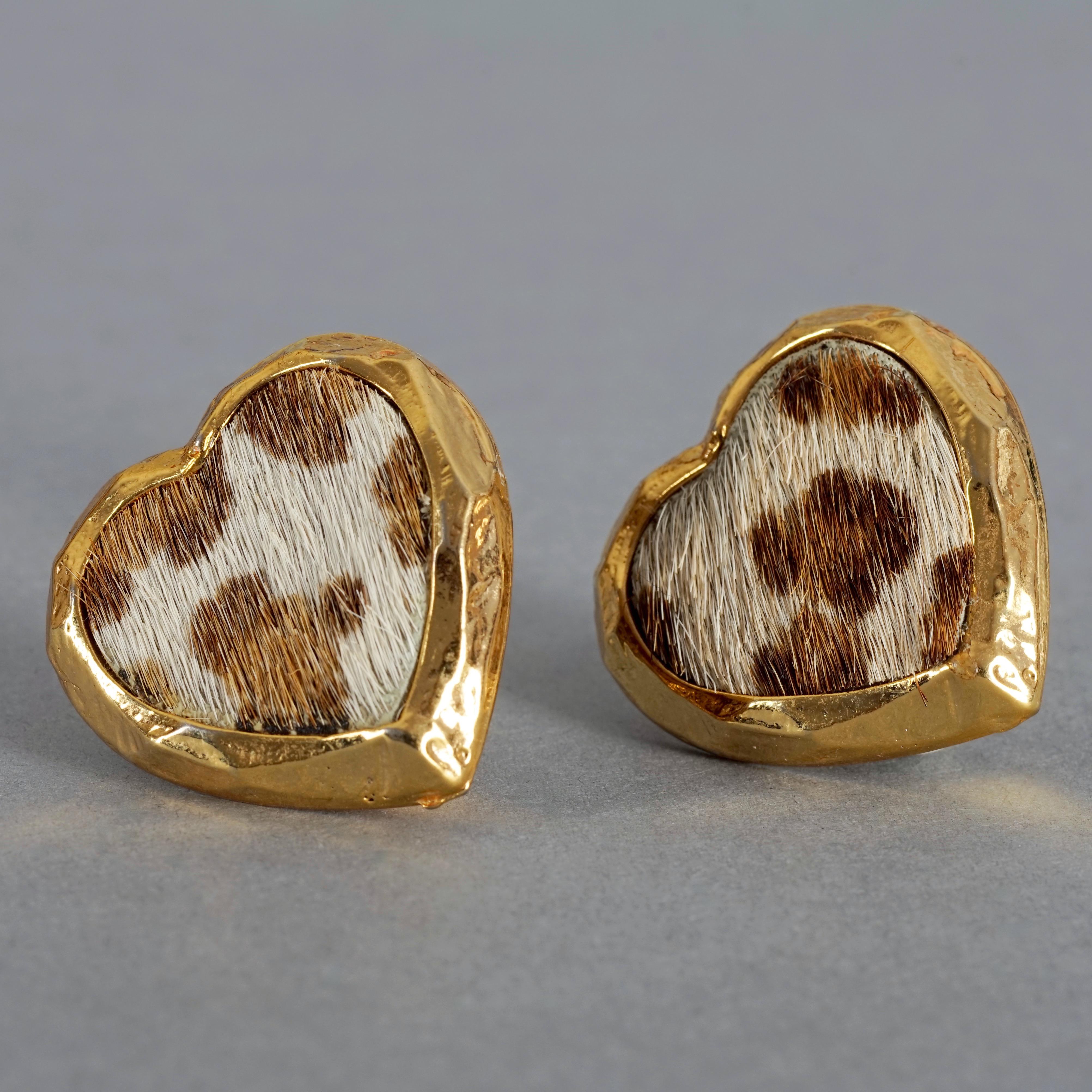 EDOUARD RAMBAUD Boucles d'oreilles vintage cœur en fausse fourrure dorée léopard en vente 4