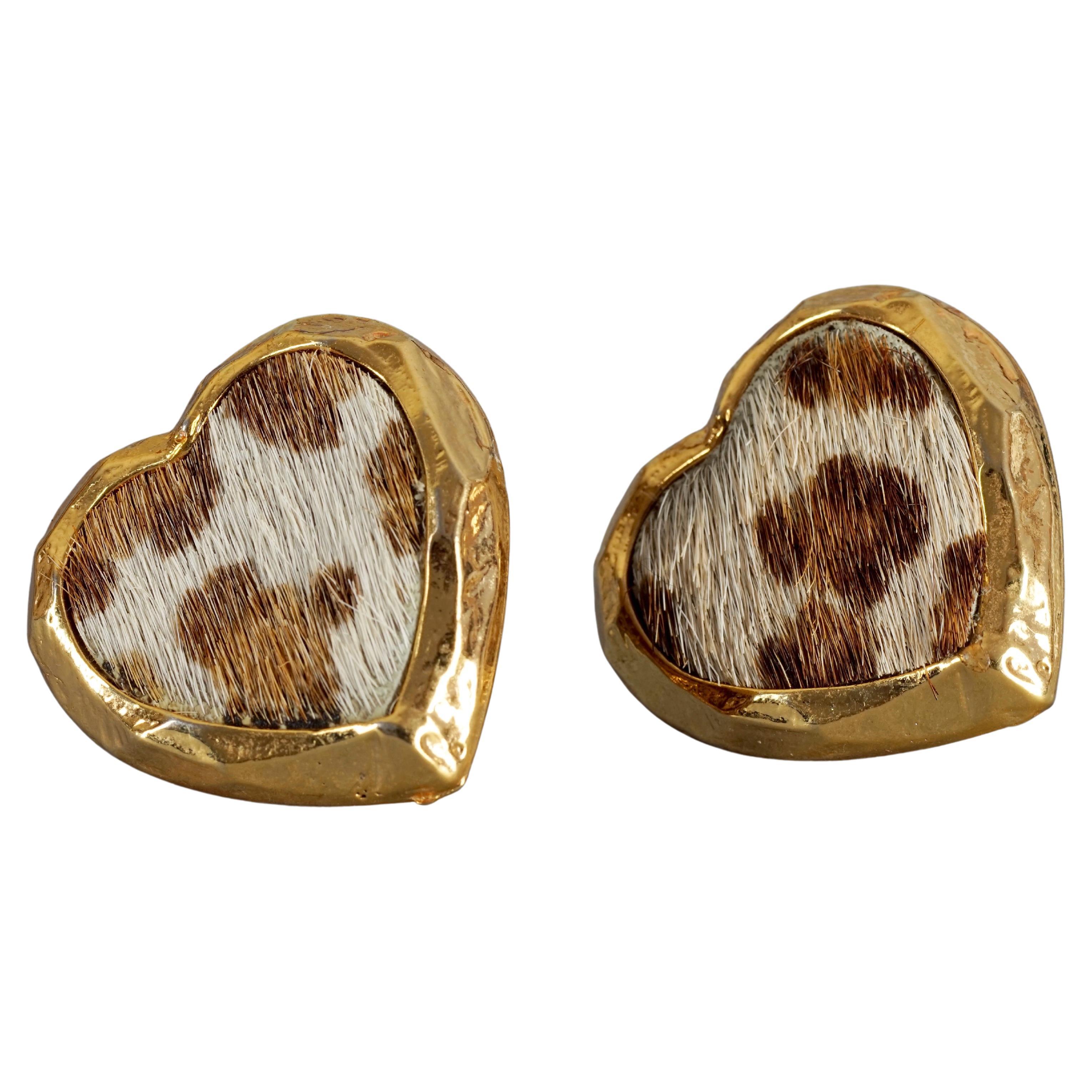 EDOUARD RAMBAUD Boucles d'oreilles vintage cœur en fausse fourrure dorée léopard en vente