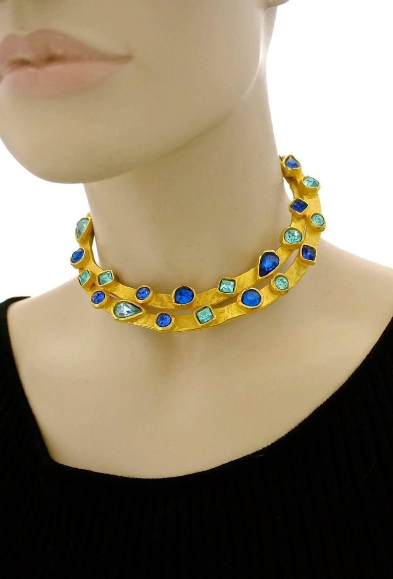 Vintage EDOUARD RAMBAUD Sapphire and Capri Blue Rhinestone Rigid Choker Necklace In Excellent Condition In Kingersheim, Alsace