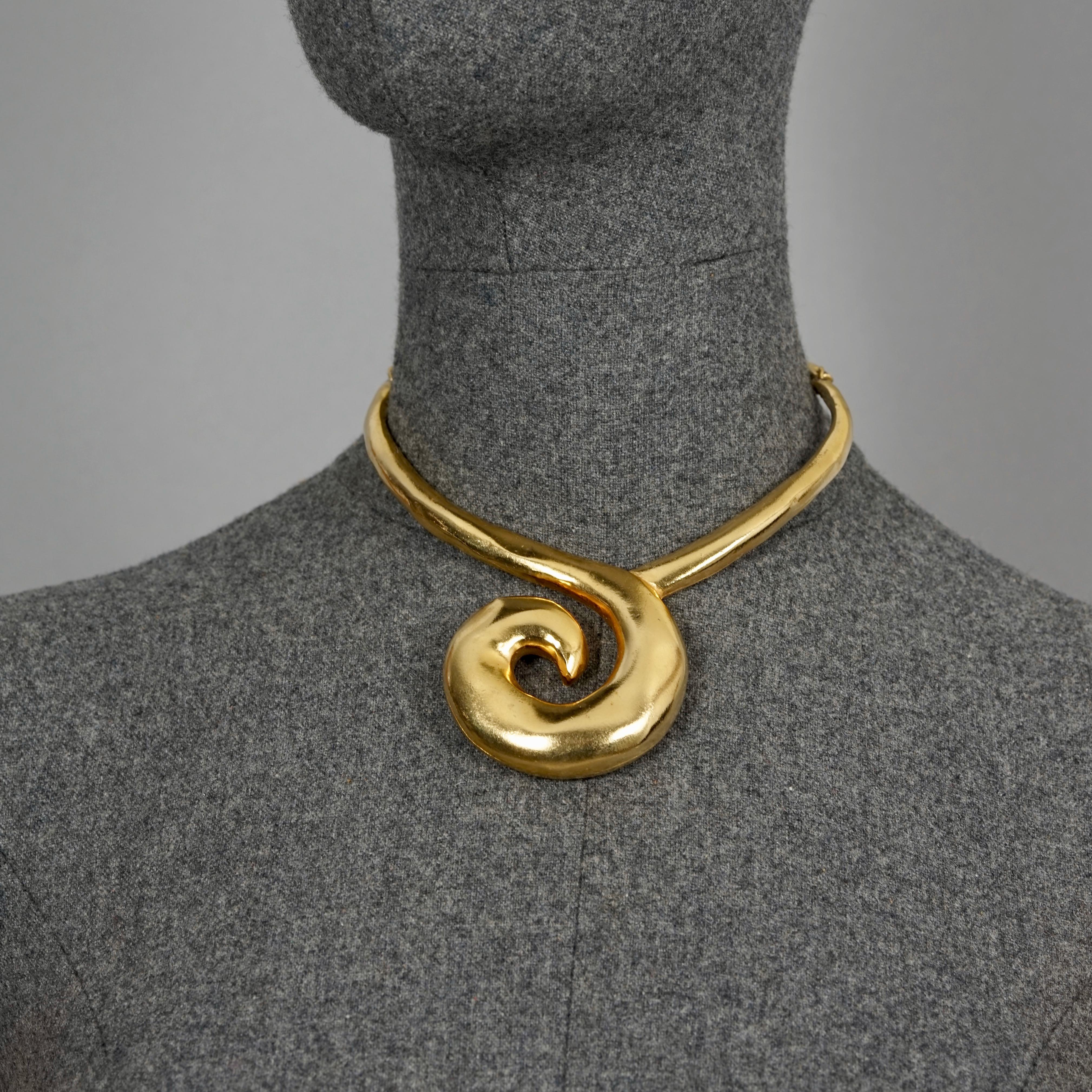 Vintage EDOUARD RAMBAUD Stylized Modernist Rigid Choker Necklace

Measurements:
Height: 2.28 inches (5.8 cm)
Wearable Length: 12 inches (30.5 cm) to 13.78 inches (35 cm)

Features:
- 100% Authentic EDOUARD RAMBAUD.
- Stylized modernist rigid
