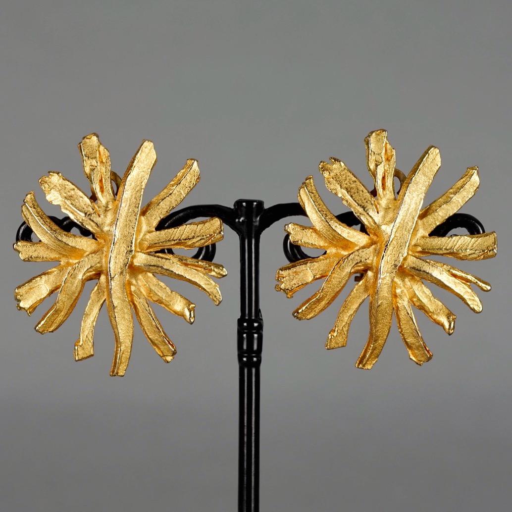 Vintage EDOUARD RAMBAUD Sunburst Textured Earrings In Excellent Condition For Sale In Kingersheim, Alsace