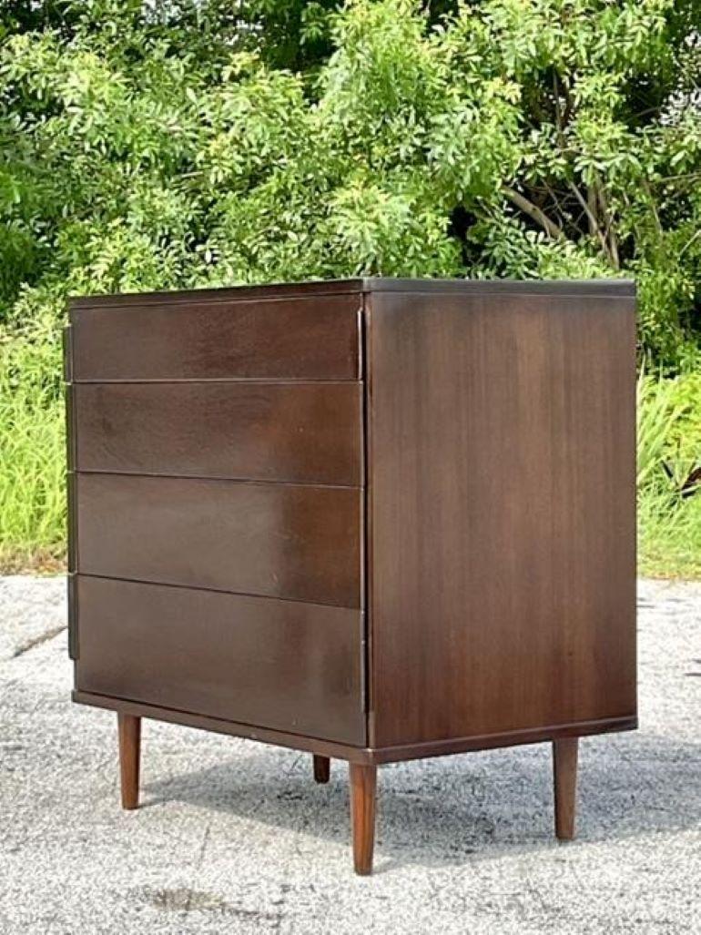Iconica cassettiera moderna di metà secolo di Edward Wormley per Dunbar. Realizzato con un'eleganza senza tempo, questo pezzo vanta linee pulite, ricche venature del legno ed eleganti accenti in ottone. Perfetto per aggiungere funzionalità e stile