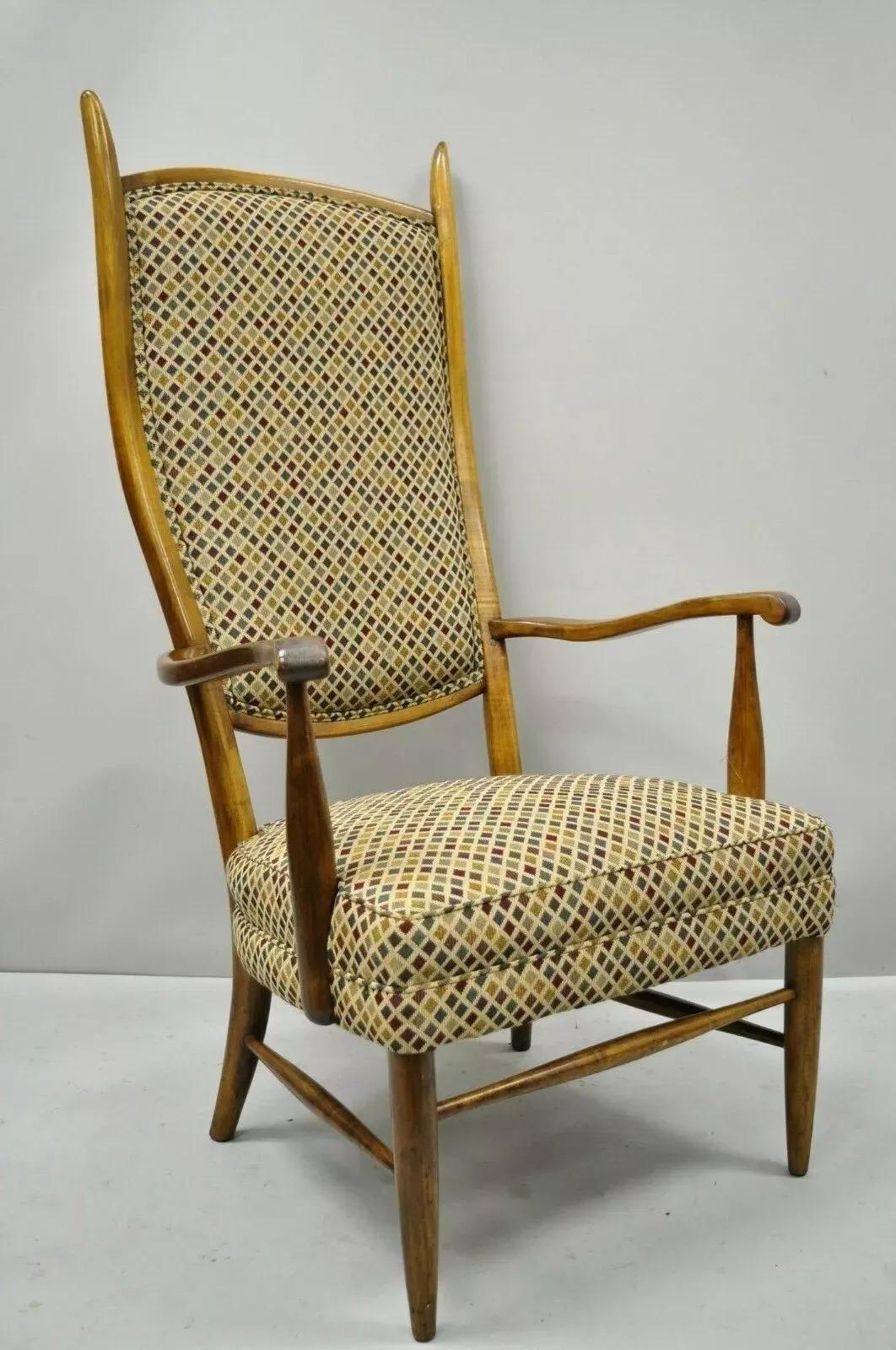 Vintage Mid Century Modern High Back Maple Arm Chair Attribué à Edward Wormley. L'article se caractérise par un cadre en bois massif, un magnifique grain de bois, des pieds effilés, des lignes modernistes épurées, un savoir-faire de qualité, un