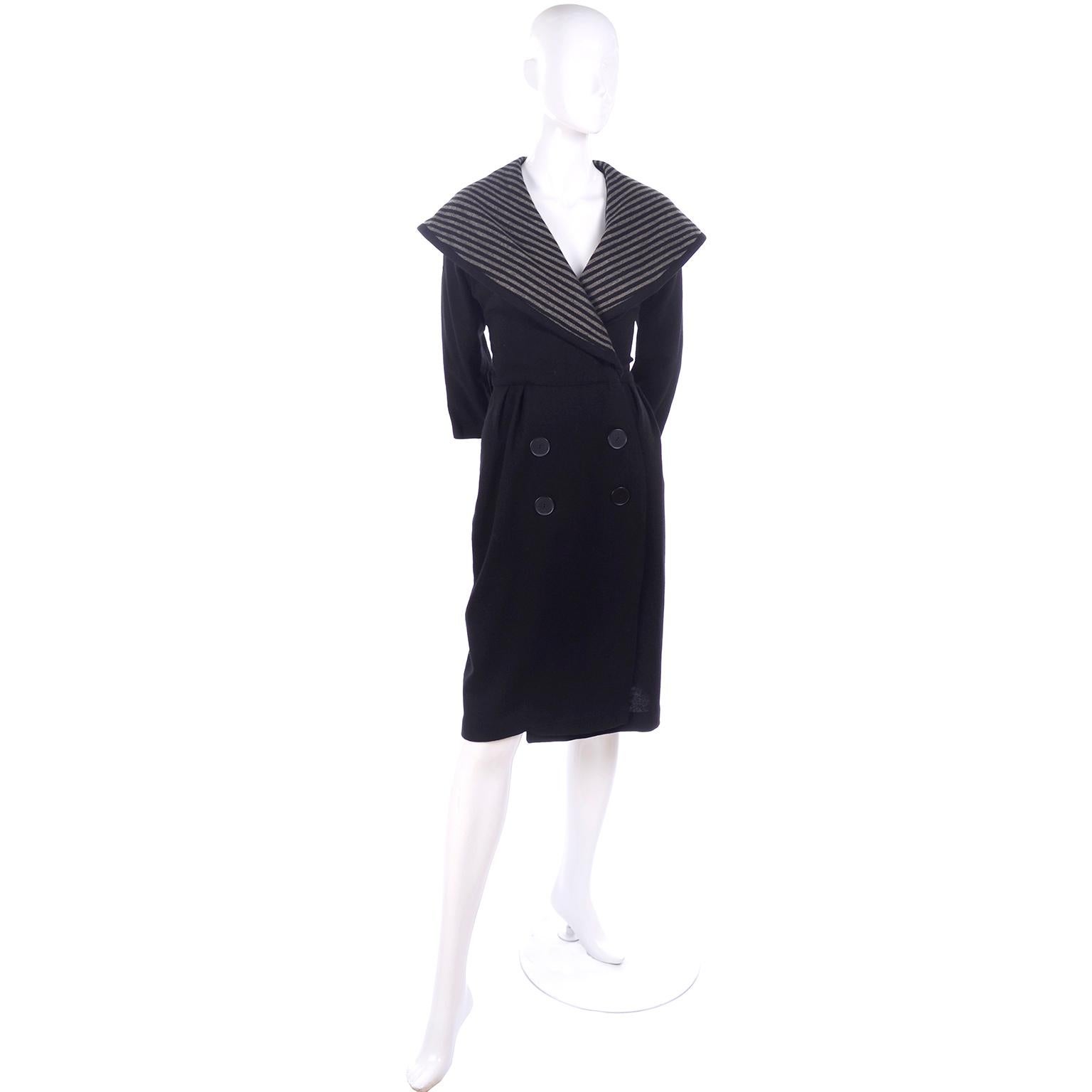 Dies ist ein sehr schöner schwarzer Wollmantel aus der ersten Hälfte des 20. Jahrhunderts.  Der Mantel hat 3/4-Ärmel, wird mit Haken und Ösen geschlossen und hat Zierknöpfe auf der Vorderseite. Der Kragen im Matrosenstil ist mit grauen und schwarzen