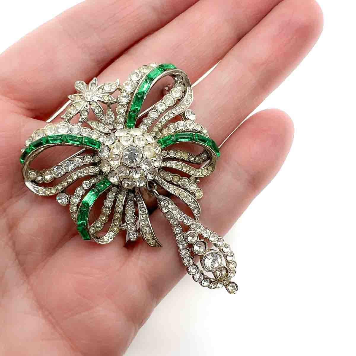 Vintage Edwardian Emerald Paste Bow Brooch 1950s In Good Condition For Sale In Wilmslow, GB