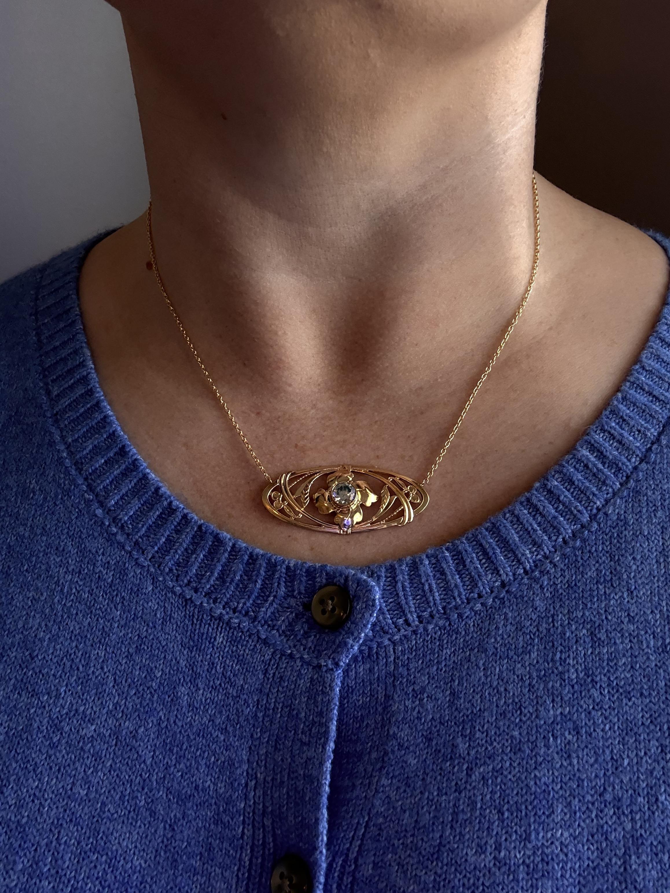 Nous adorons transformer des broches vintage en nouveaux objets !
Cette beauté est prête pour une nouvelle vie d'amour et d'usure.

Détails du collier
Matériau : Or jaune 14K
Époque : Édouardienne 1900 - 1920
Hauteur du pendentif : 7/8