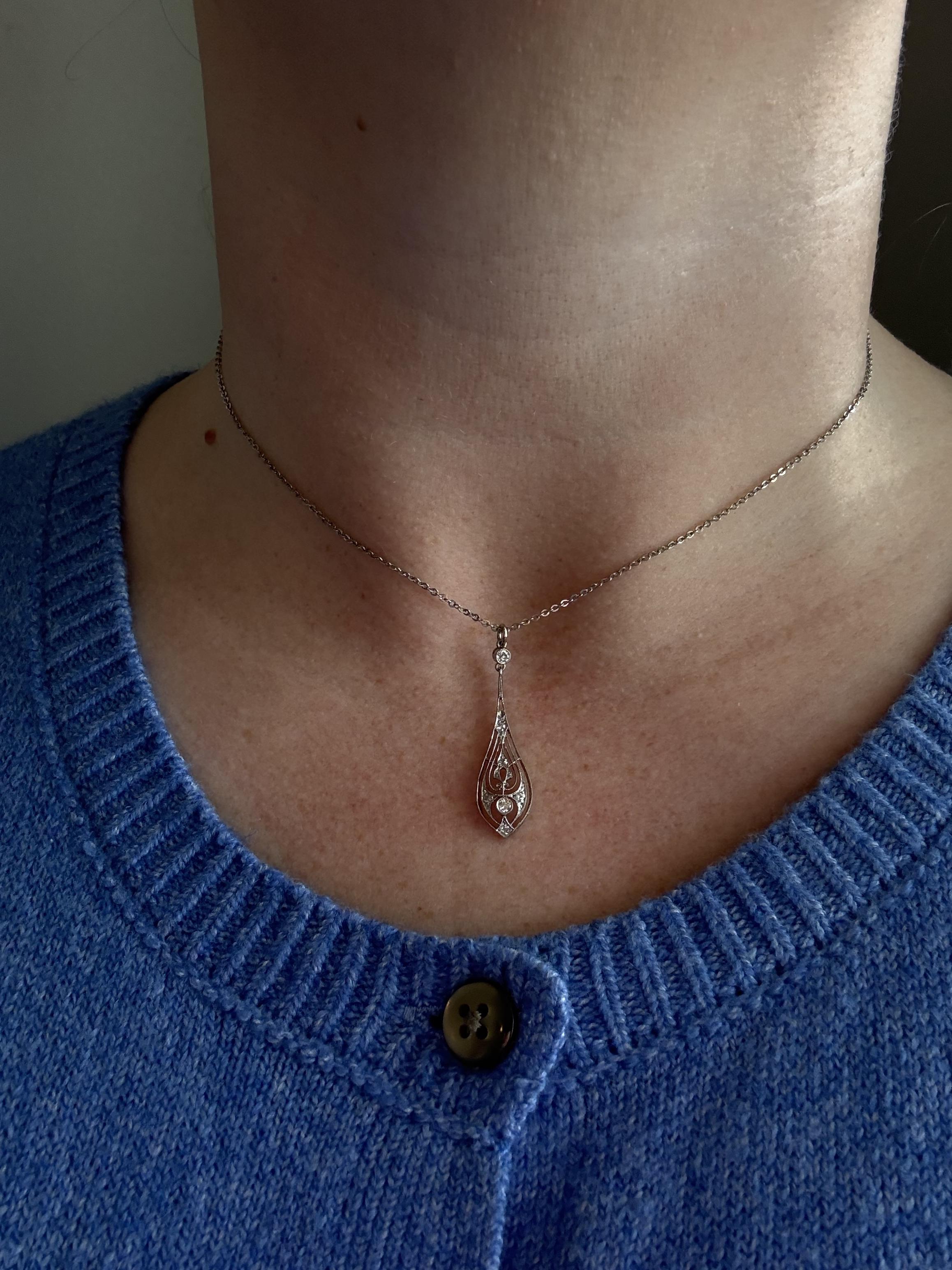 Nous adorons cette élégante beauté !
Parfait pour la vie de tous les jours, l'amour et l'usure !

Détails du collier
Matière de la chaîne : Or blanc 14K
Matière du pendentif : Platine en haut / or jaune 14K en bas
Longueur de la chaîne : 15