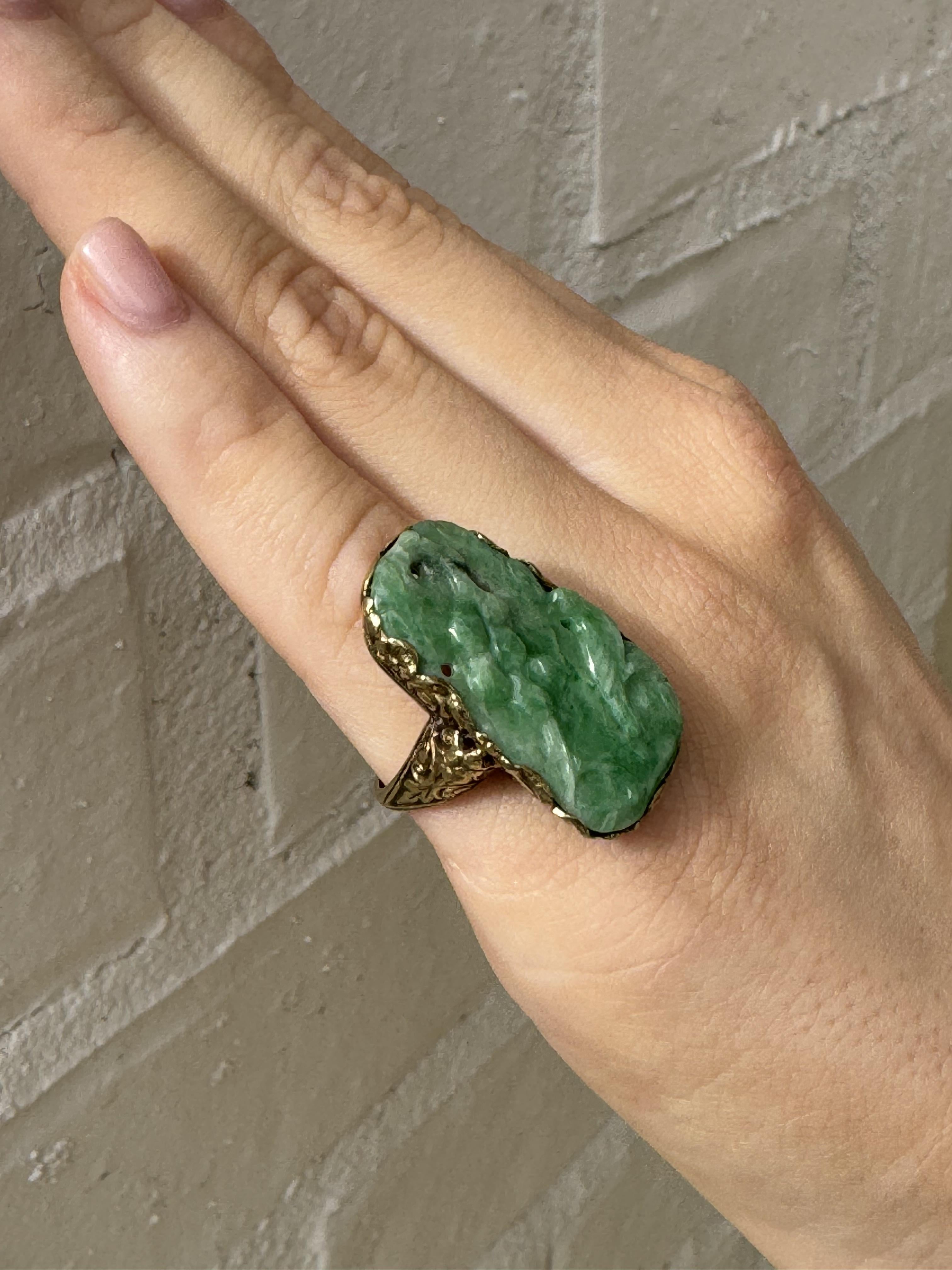 Vintage Edwardian Era Elaborately Carved Jade Ring 14K Yellow Gold In Excellent Condition For Sale In Montgomery, AL