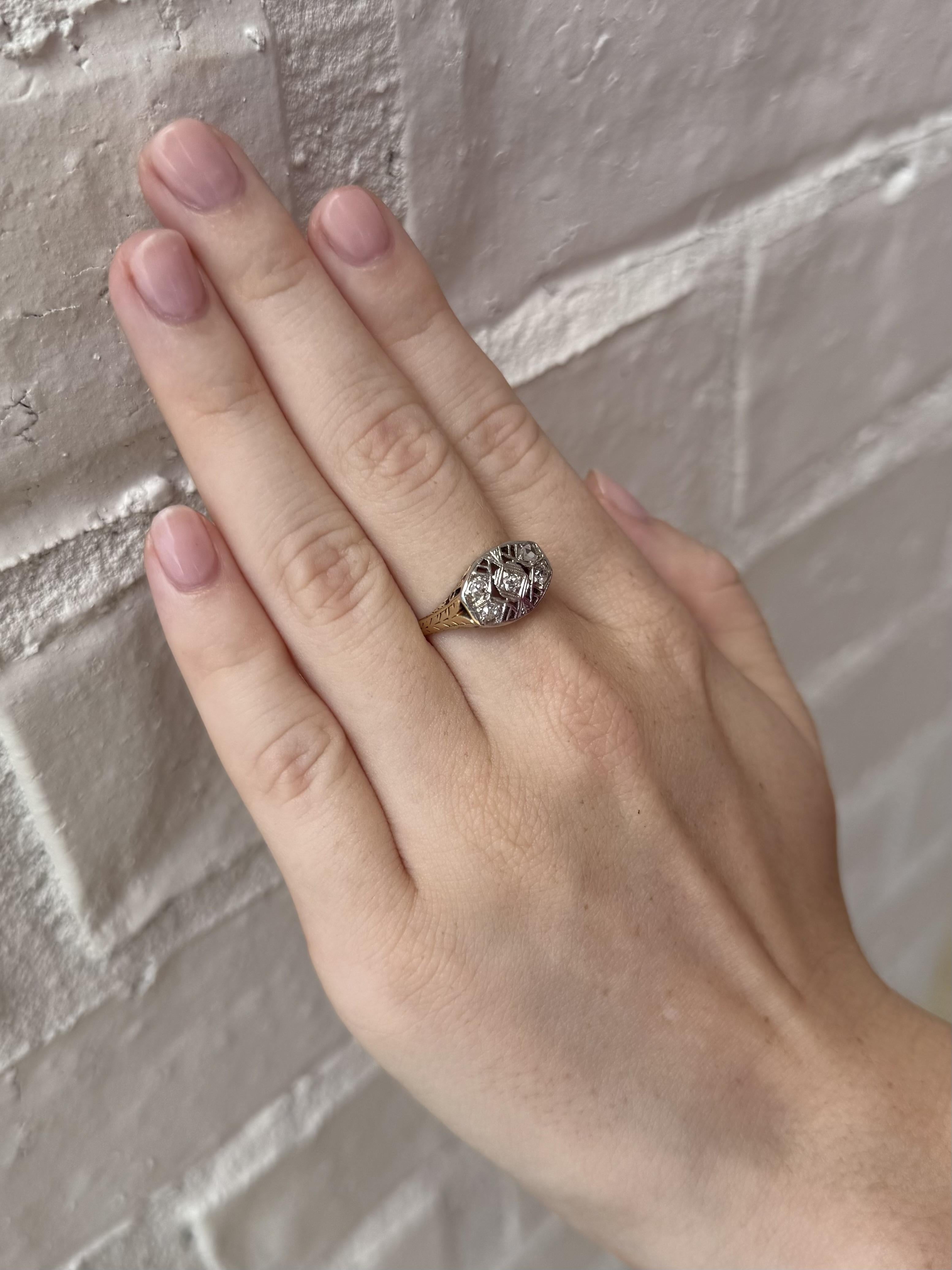 Édouardien Vintage Edwardian Era Two Toned Diamond Cocktail Ring (bague de cocktail à deux tons de diamants) en vente