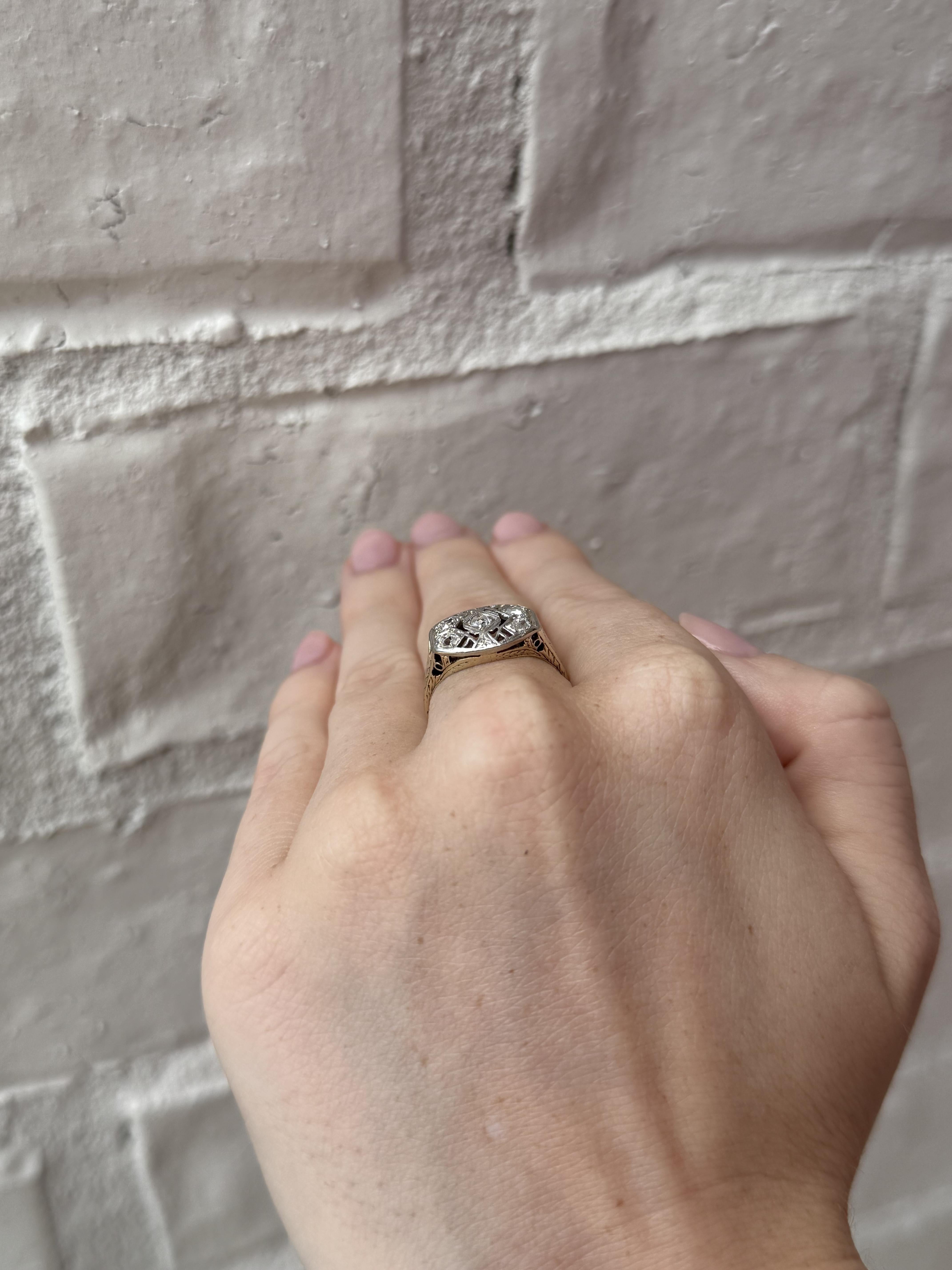 Taille vieille mine Vintage Edwardian Era Two Toned Diamond Cocktail Ring (bague de cocktail à deux tons de diamants) en vente