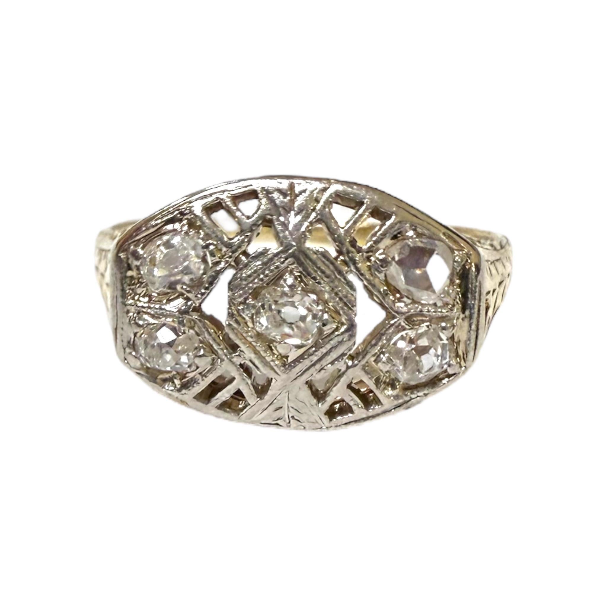 Vintage Edwardian Era Two Toned Diamond Cocktail Ring (bague de cocktail à deux tons de diamants) Pour femmes en vente