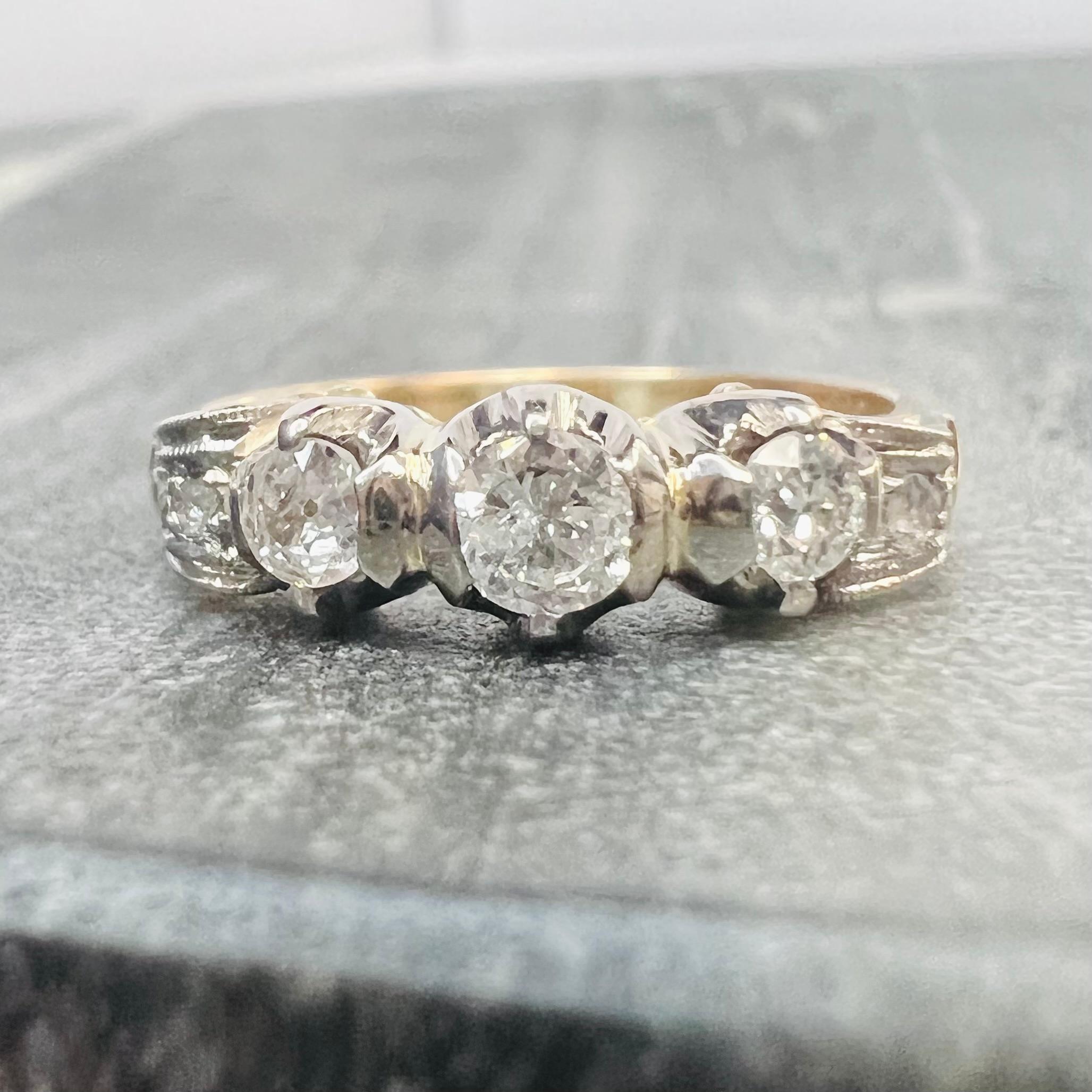 Vorstellen einer,

Wunderschöner edwardianischer Vintage-Ring mit 3 Diamanten in Prong-Fassung.

Der Ring ist mit einem Design mit Diamanten auf Platin graviert.

Das Ringband ist aus 18K Gelbgold gefertigt 

Die Diamanten sind natürlich und werden