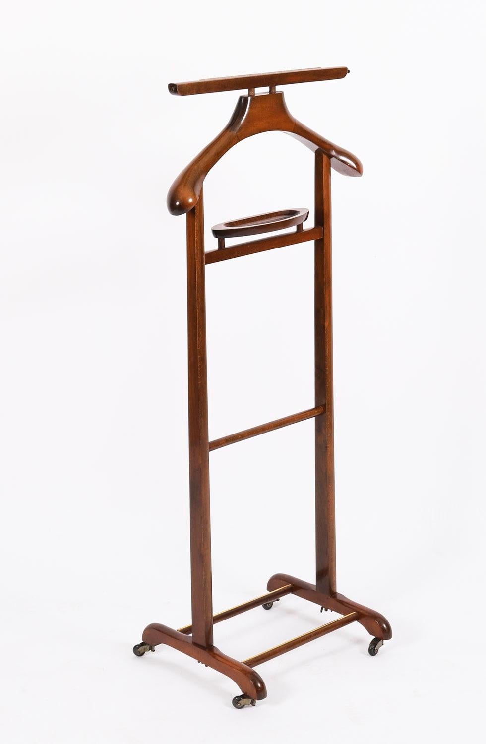 Si tratta di un elegante valletto/appendiabiti in noce di epoca edoardiana risalente alla metà del XX secolo.

La struttura in noce massiccio è dotata di un appendiabiti integrato per giacche e camicie, di barre orizzontali per pantaloni e cravatte