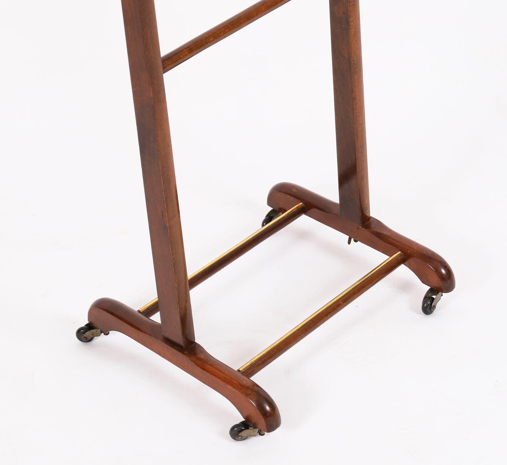 Appendiabiti a valet in legno di noce di epoca edoardiana tardo-novecentesca In condizioni buone in vendita a London, GB