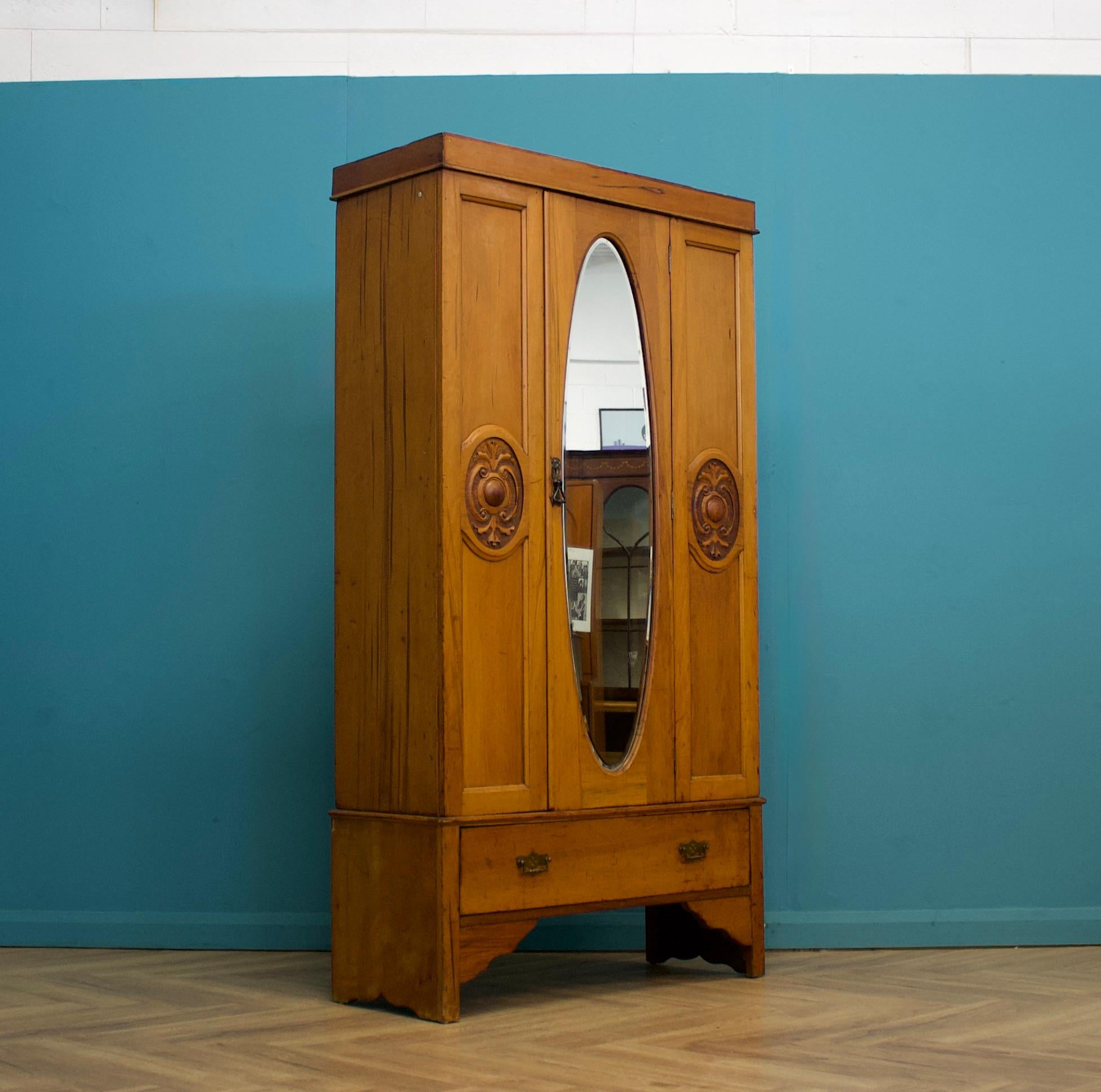 Un armadio o una vestaglia da ingresso in legno satinato di epoca edoardiana  - circa il 1900


All'interno c'è un appendiabiti e un cassetto sul fondo per riporre ulteriori oggetti.