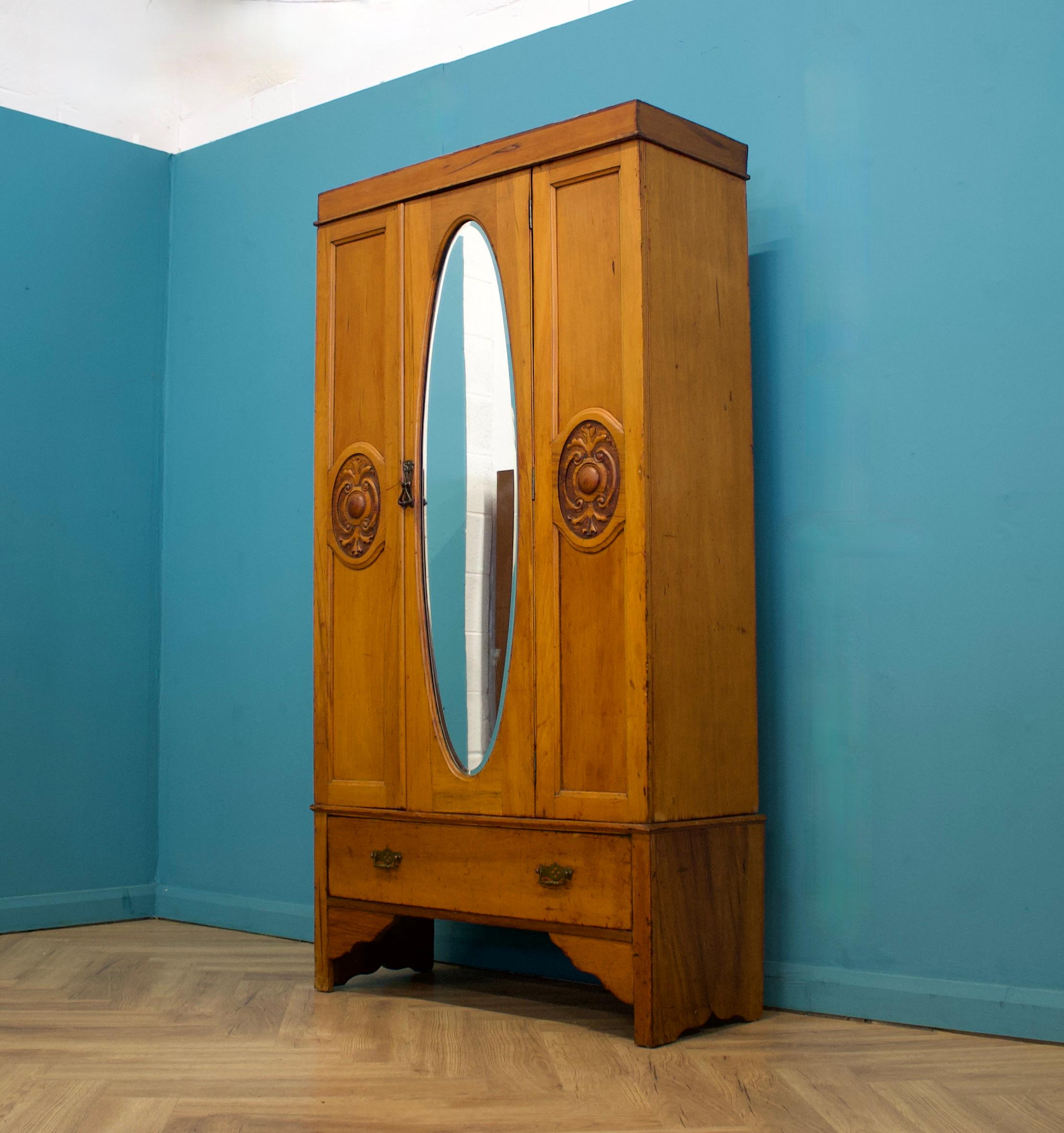 Britannico Armadio o mobile da sala edoardiano d'epoca in legno di raso, del 1900 in vendita