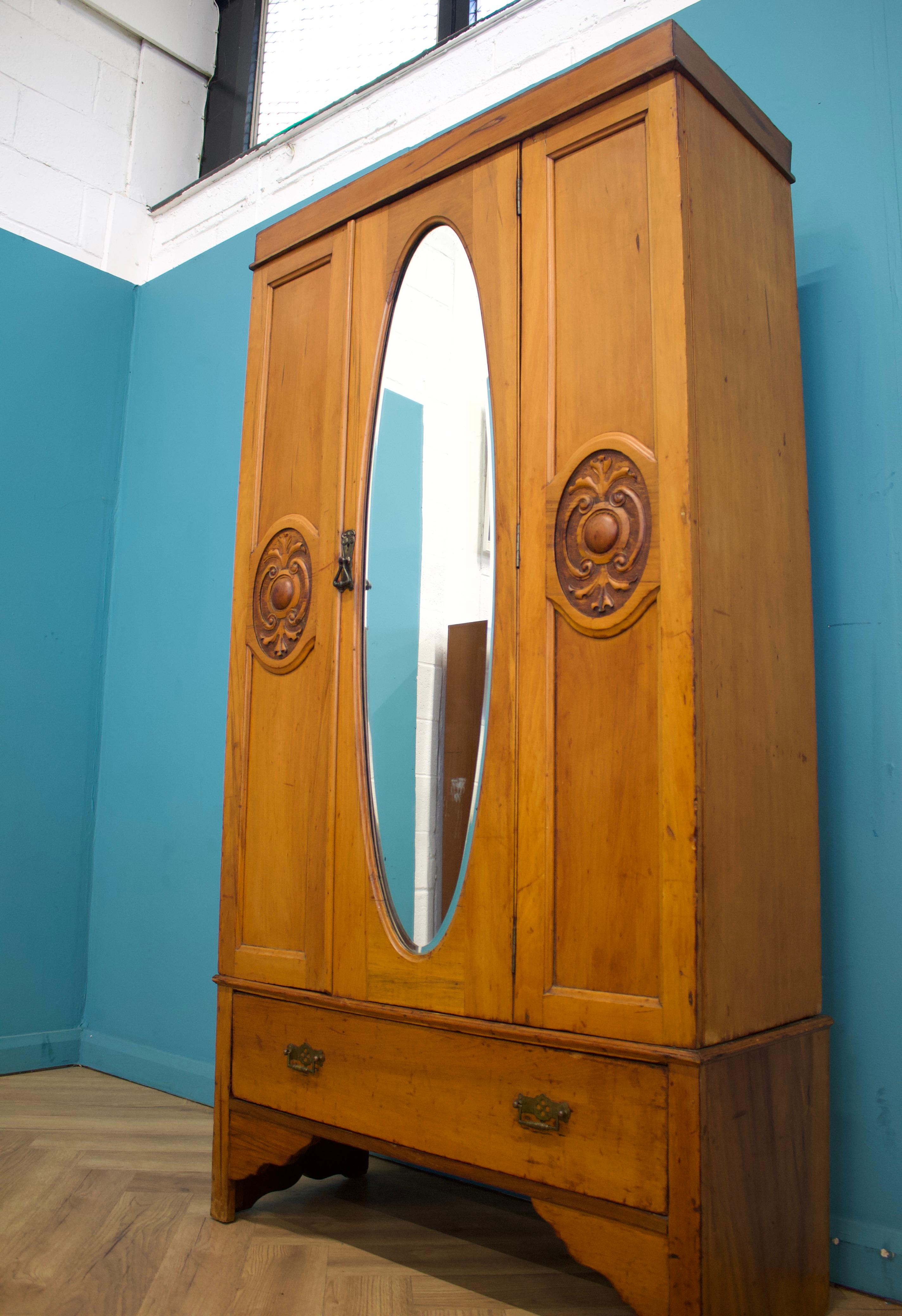 Falegnameria Armadio o mobile da sala edoardiano d'epoca in legno di raso, del 1900 in vendita