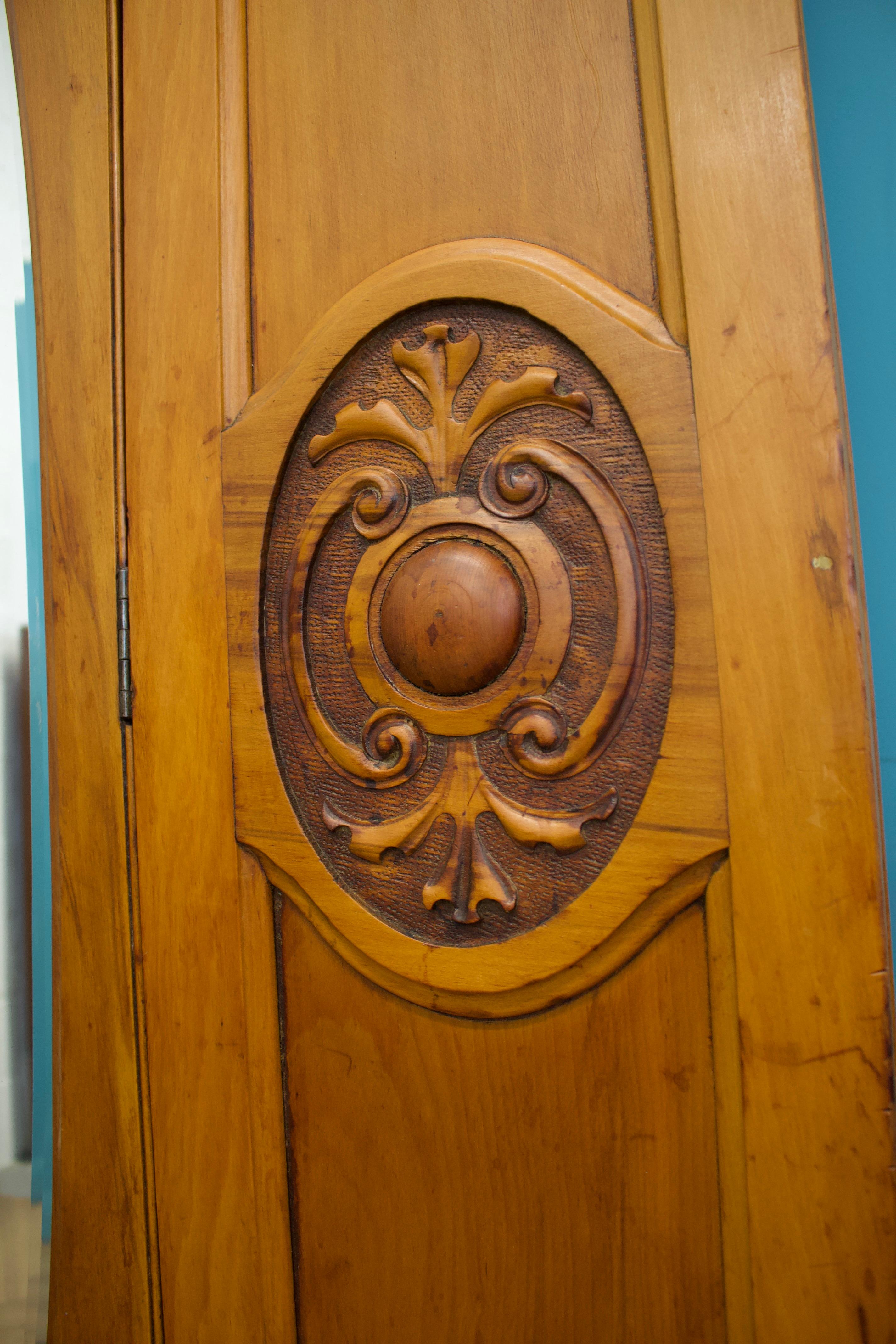 Armadio o mobile da sala edoardiano d'epoca in legno di raso, del 1900 In condizioni buone in vendita a South Shields, GB