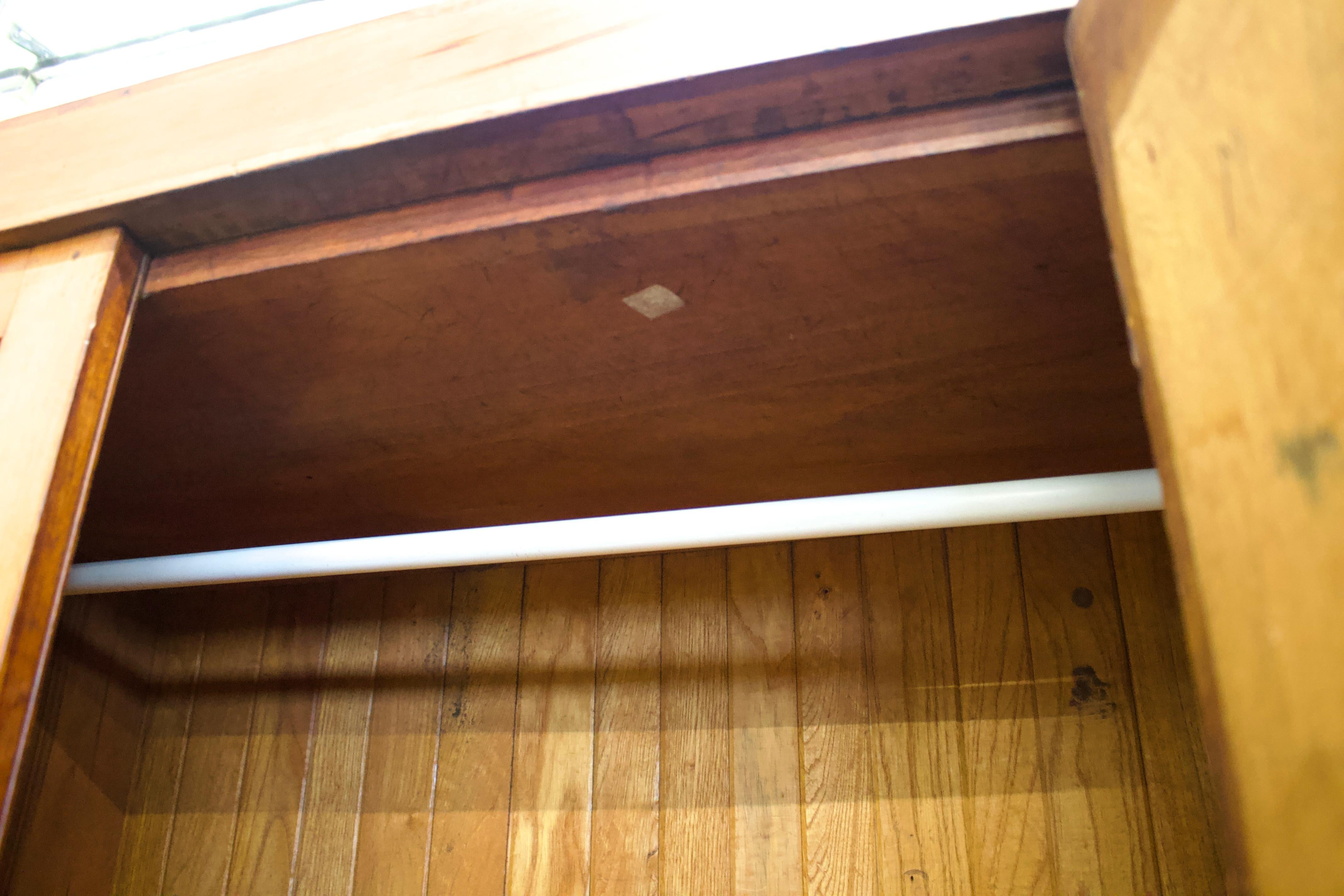 Legno di seta Armadio o mobile da sala edoardiano d'epoca in legno di raso, del 1900 in vendita