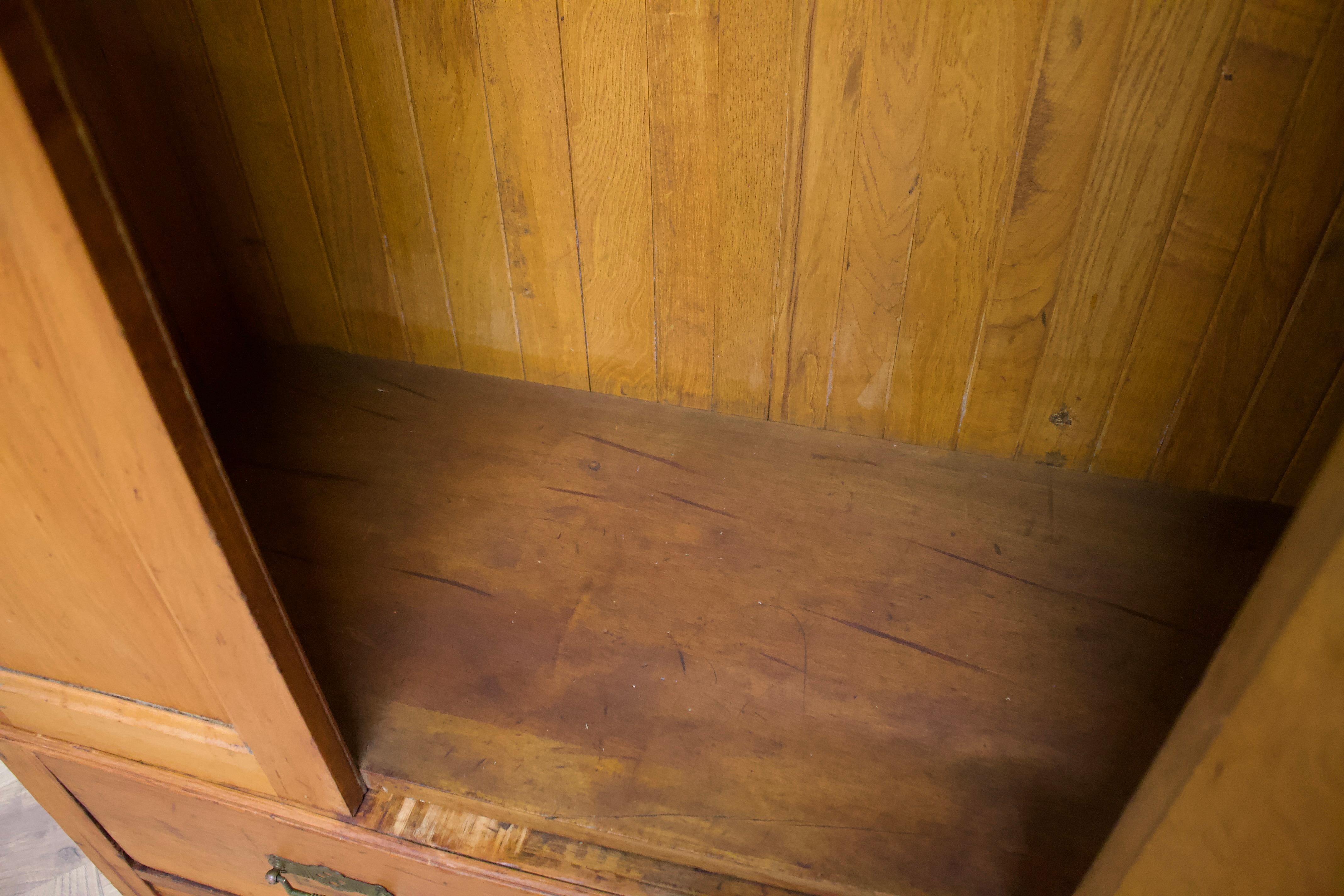 Armadio o mobile da sala edoardiano d'epoca in legno di raso, del 1900 in vendita 1