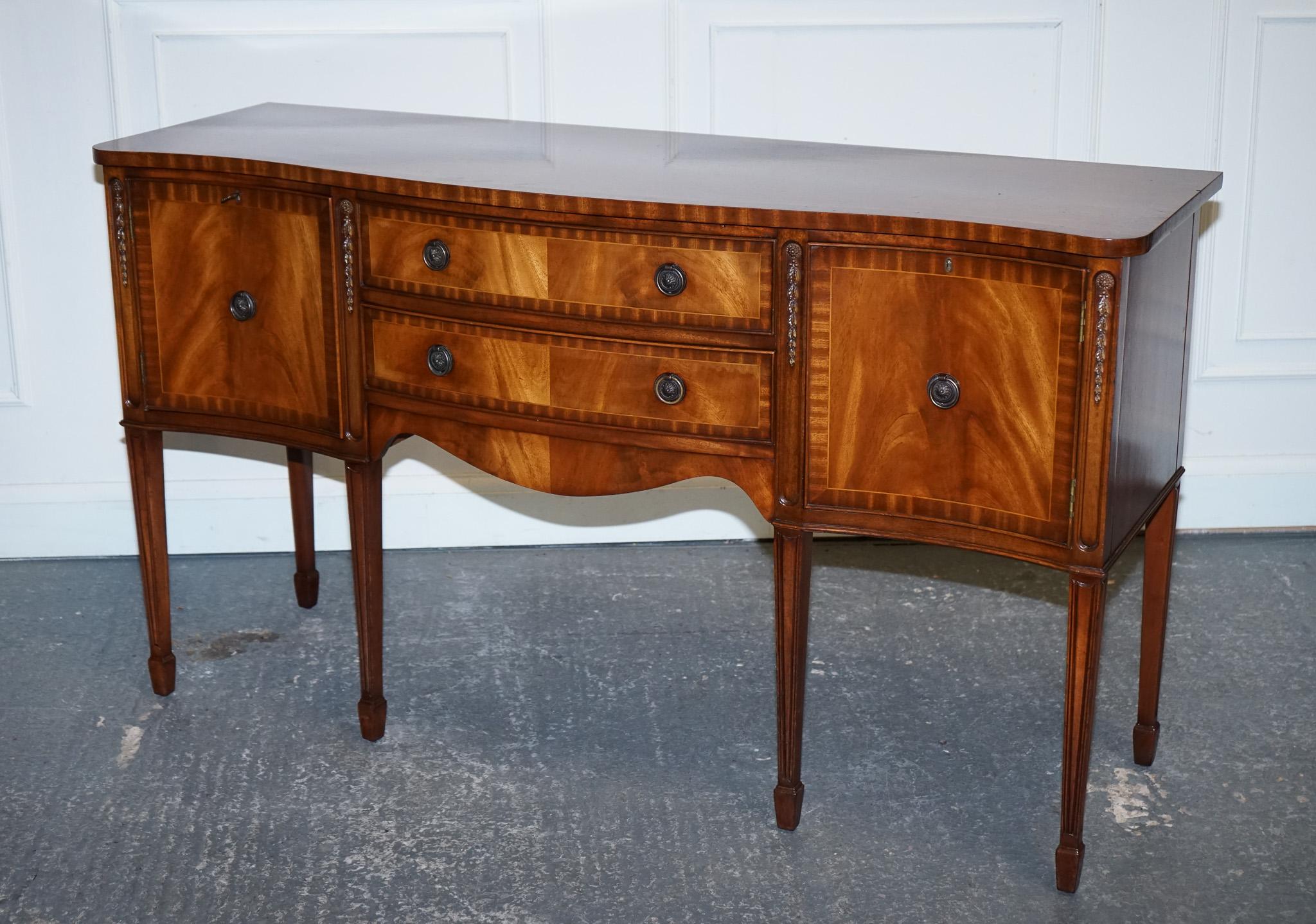 
Siamo lieti di offrire in vendita questa credenza in legno massiccio in stile edoardiano vintage.

 Crafted by Jaycee Furniture esemplifica l'eleganza del design dell'inizio del XX secolo, mostrando una squisita maestria e un fascino senza tempo.
